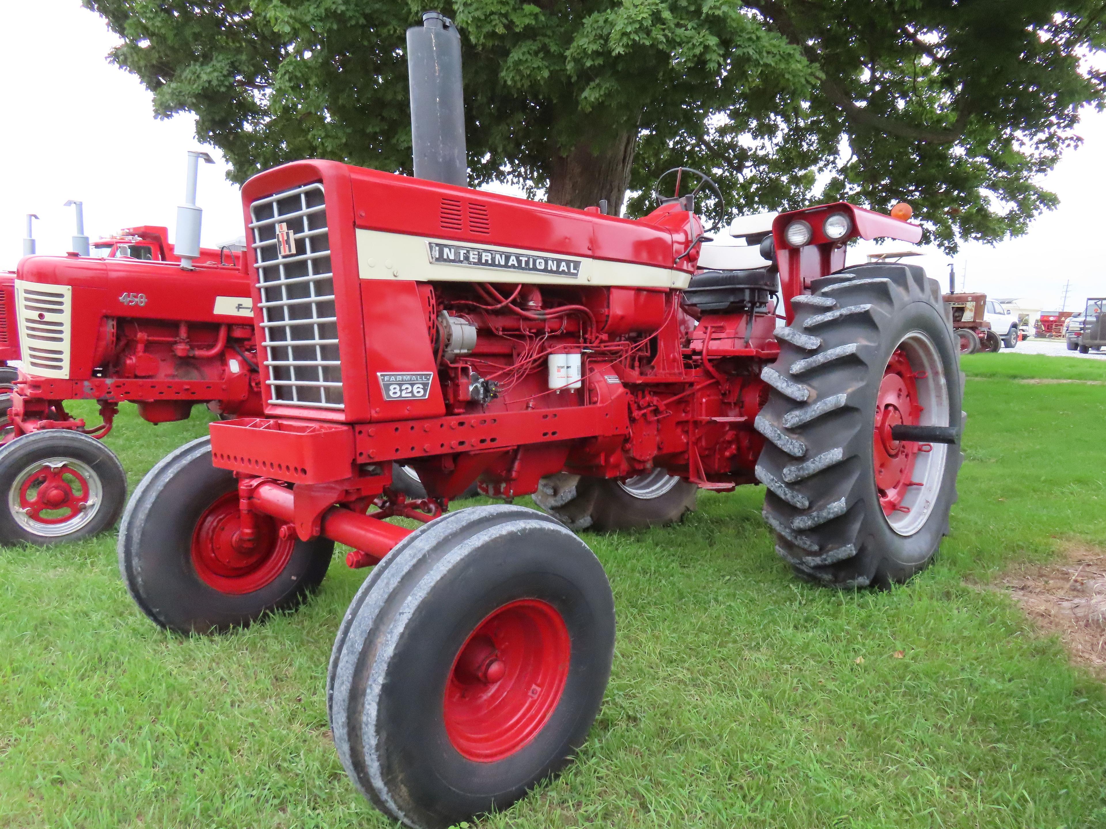 IH Farmall 826