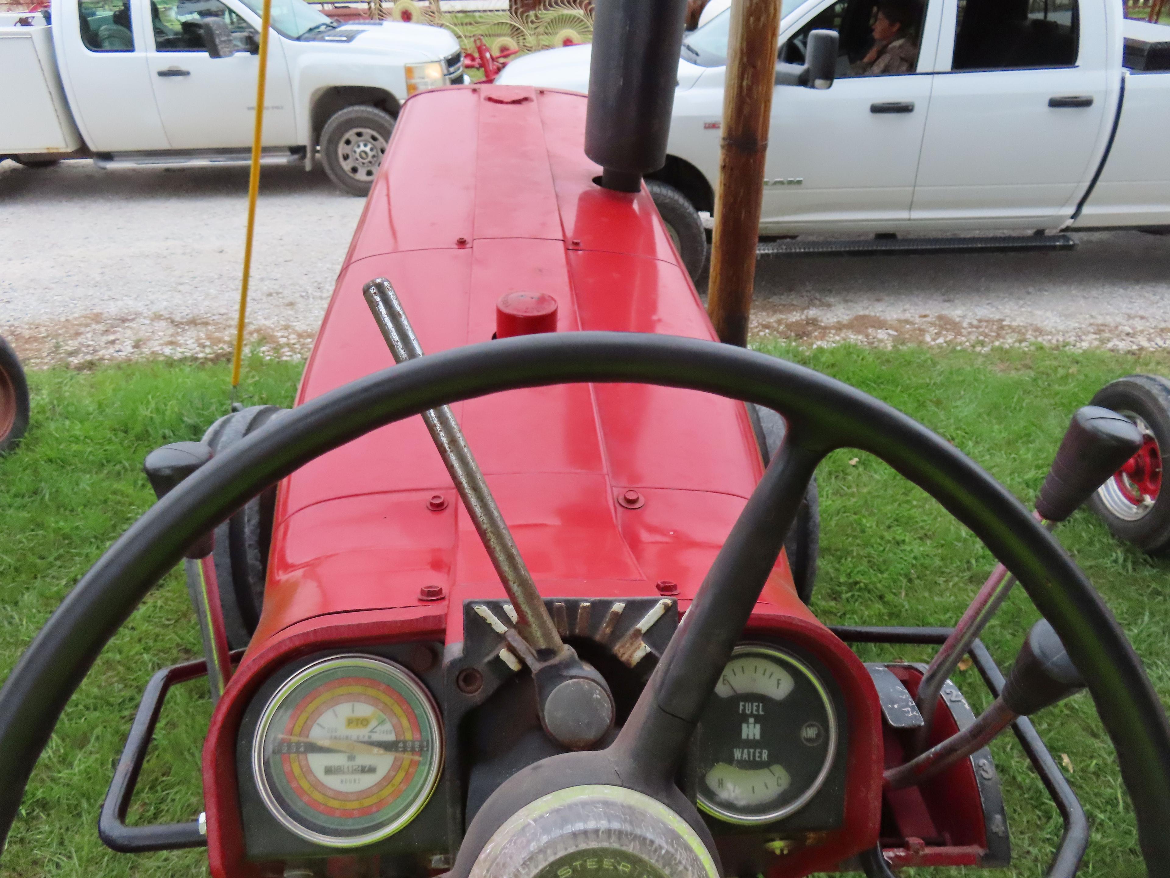 IH Farmall 826