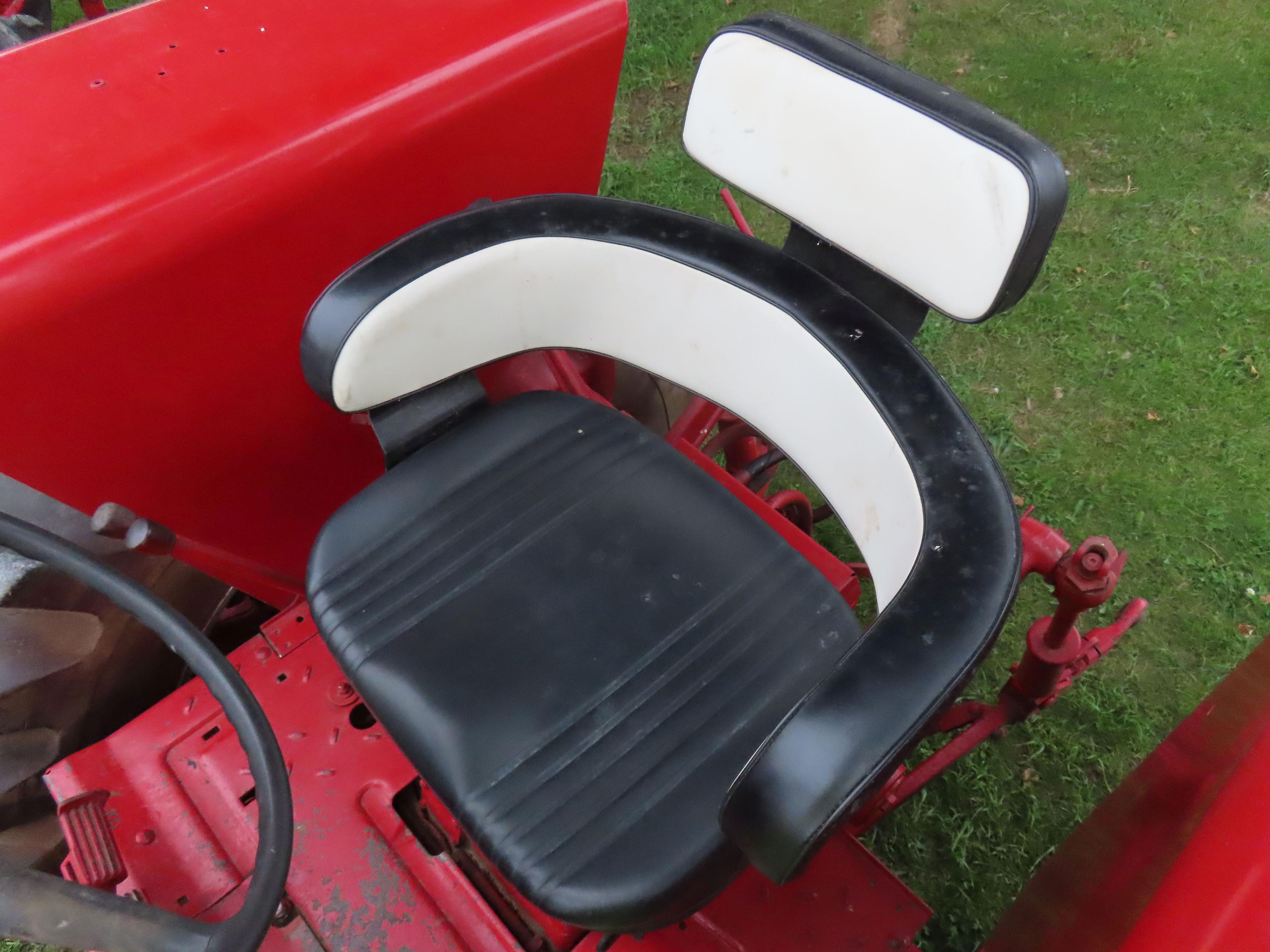 IH Farmall 826