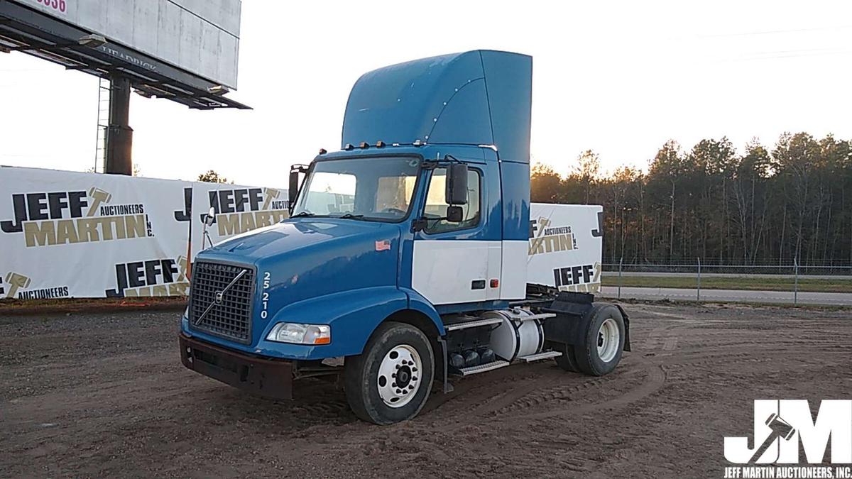 2007 VOLVO VNM VIN: 4V4M19GFX7N433727 SINGLE AXLE DAY CAB TRUCK TRACTOR