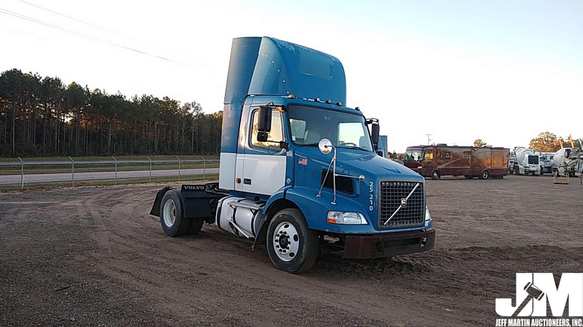 2007 VOLVO VNM VIN: 4V4M19GFX7N433727 SINGLE AXLE DAY CAB TRUCK TRACTOR