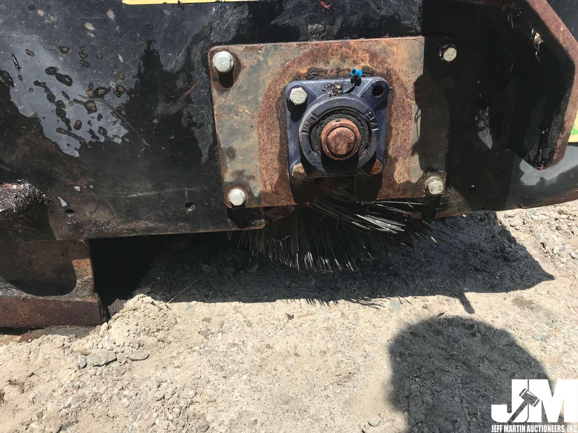 CAT BU118 BROOM BUCKET
