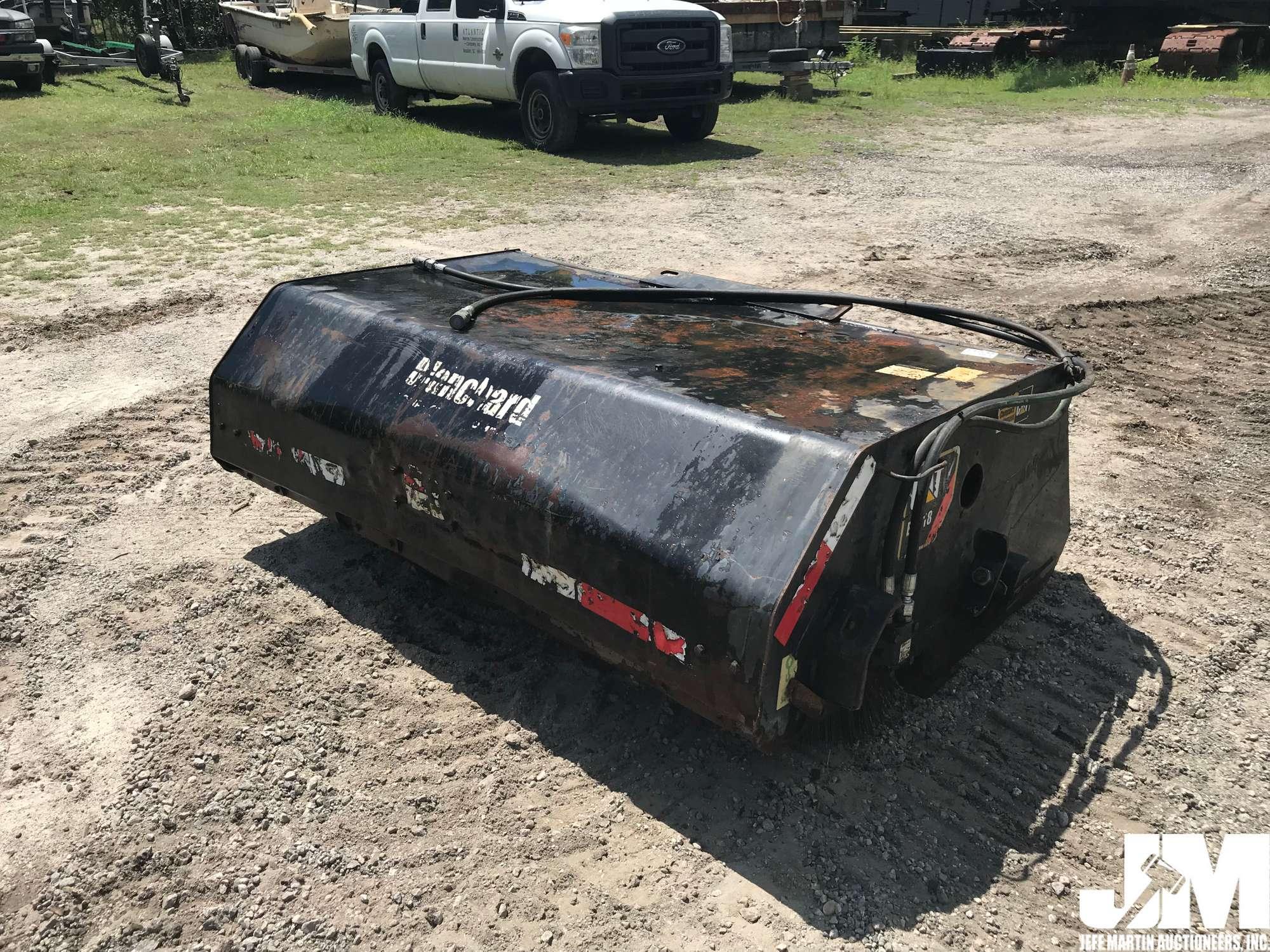 CAT BU118 BROOM BUCKET