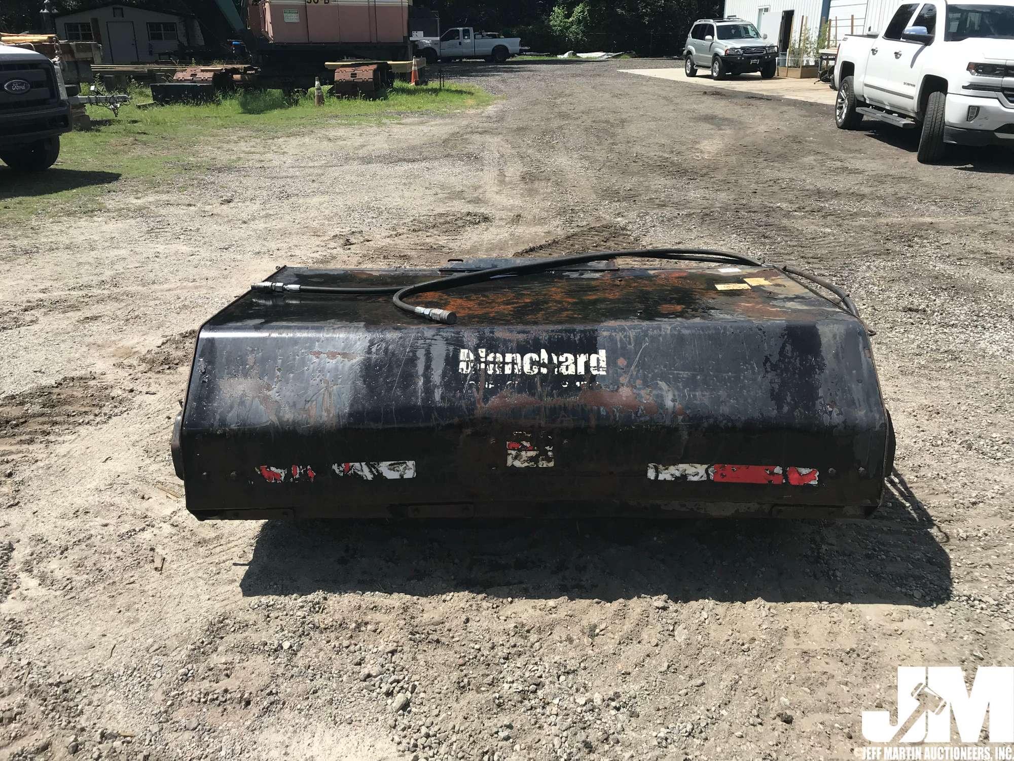 CAT BU118 BROOM BUCKET