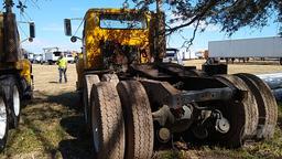 1999 INTERNATIONAL F-8100 VIN: 1HSHCAAR2XH578343 T/A DAY CAB