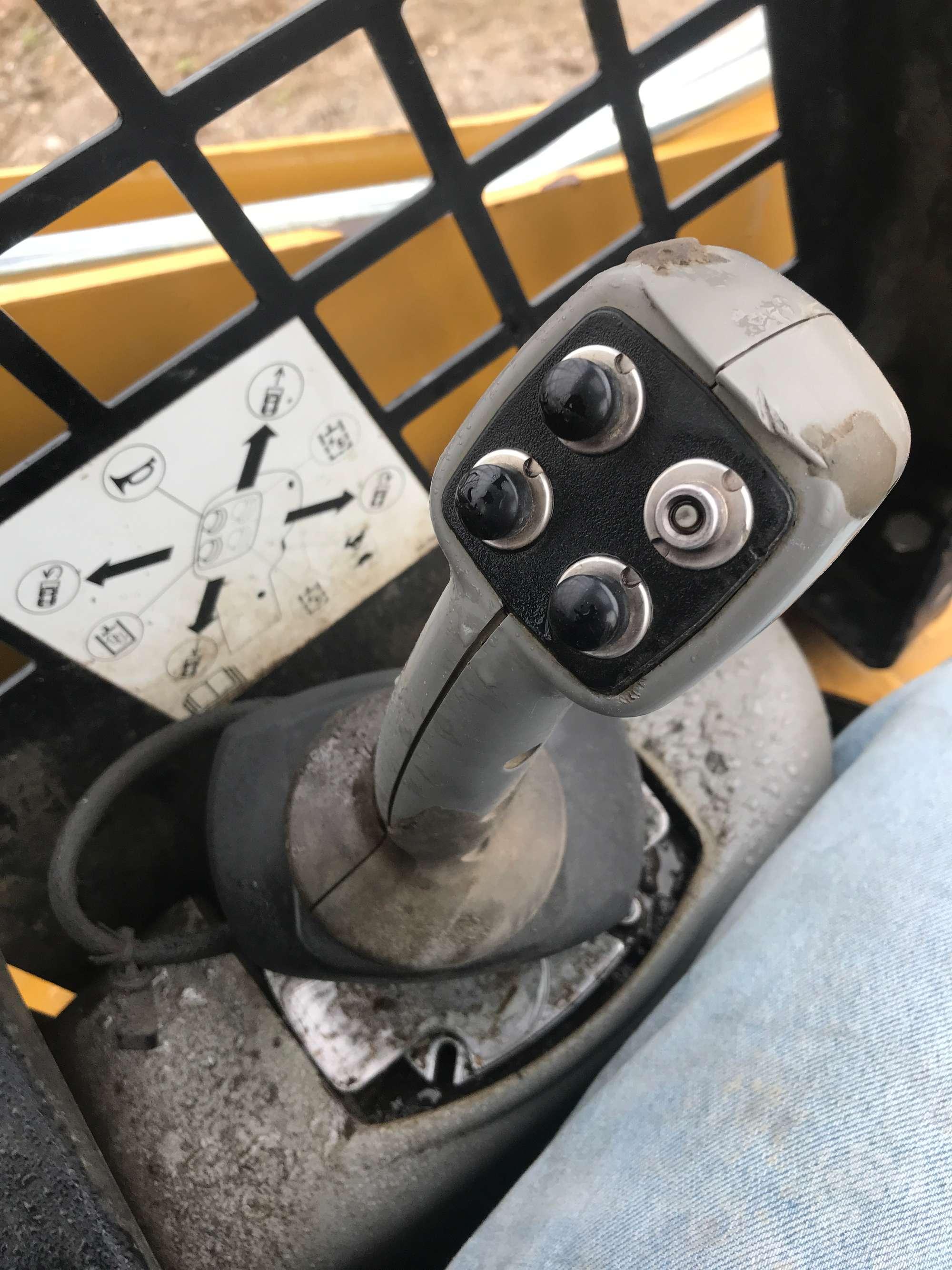 2010 CATERPILLAR 242B3 SKID STEER SN: SRS00406 CANOPY