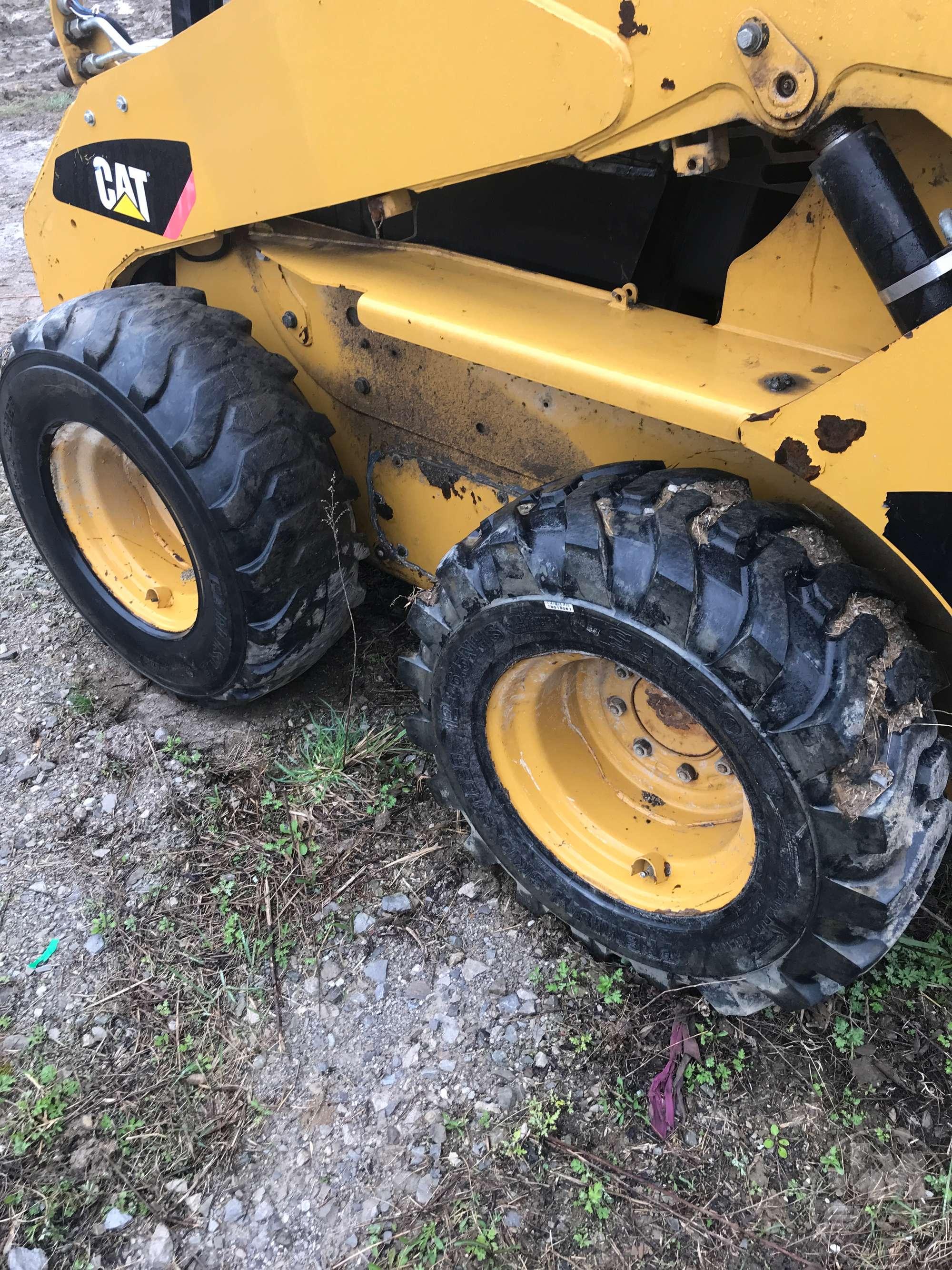2010 CATERPILLAR 242B3 SKID STEER SN: SRS00406 CANOPY