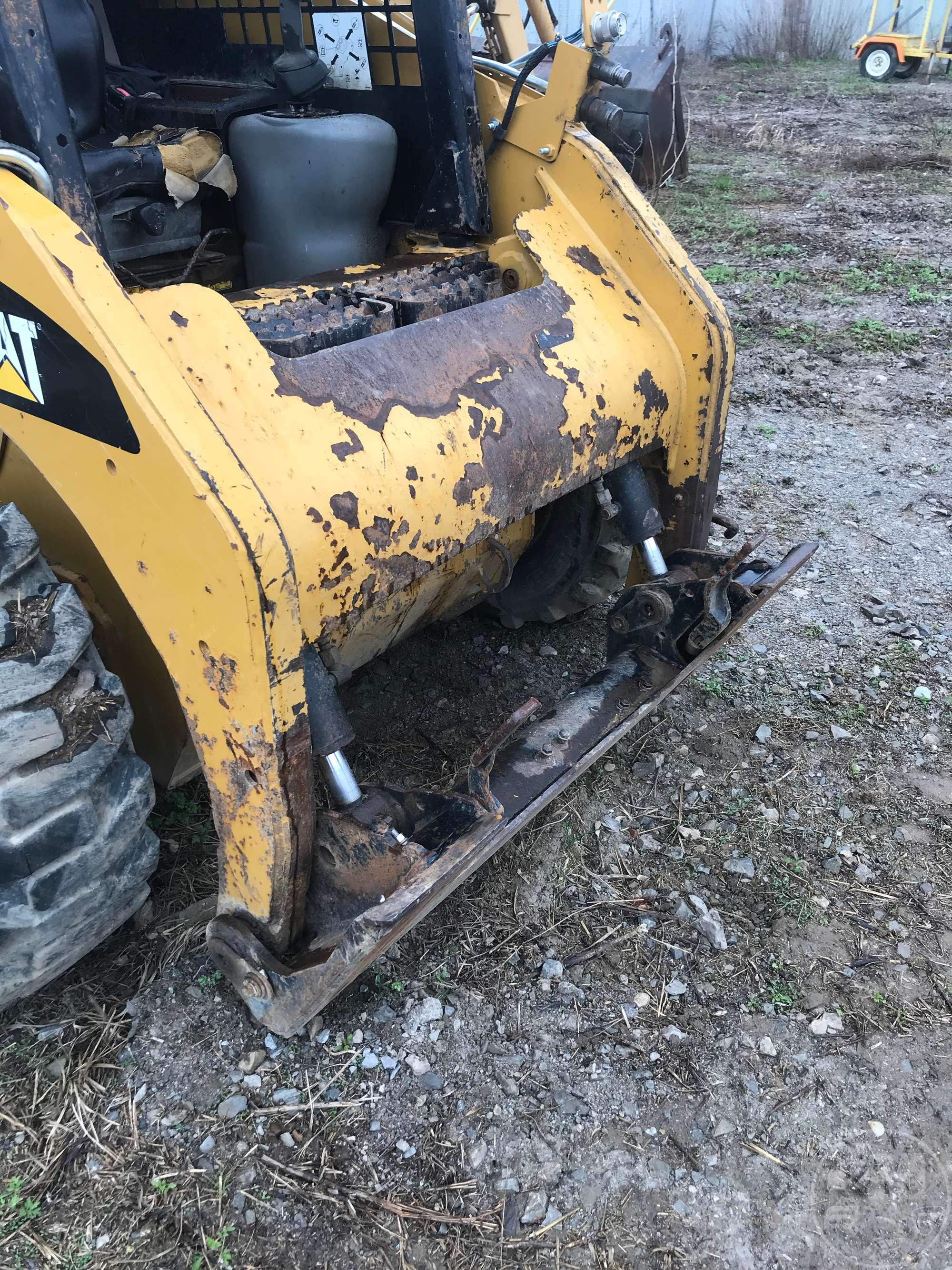 2010 CATERPILLAR 242B3 SKID STEER SN: SRS00406 CANOPY