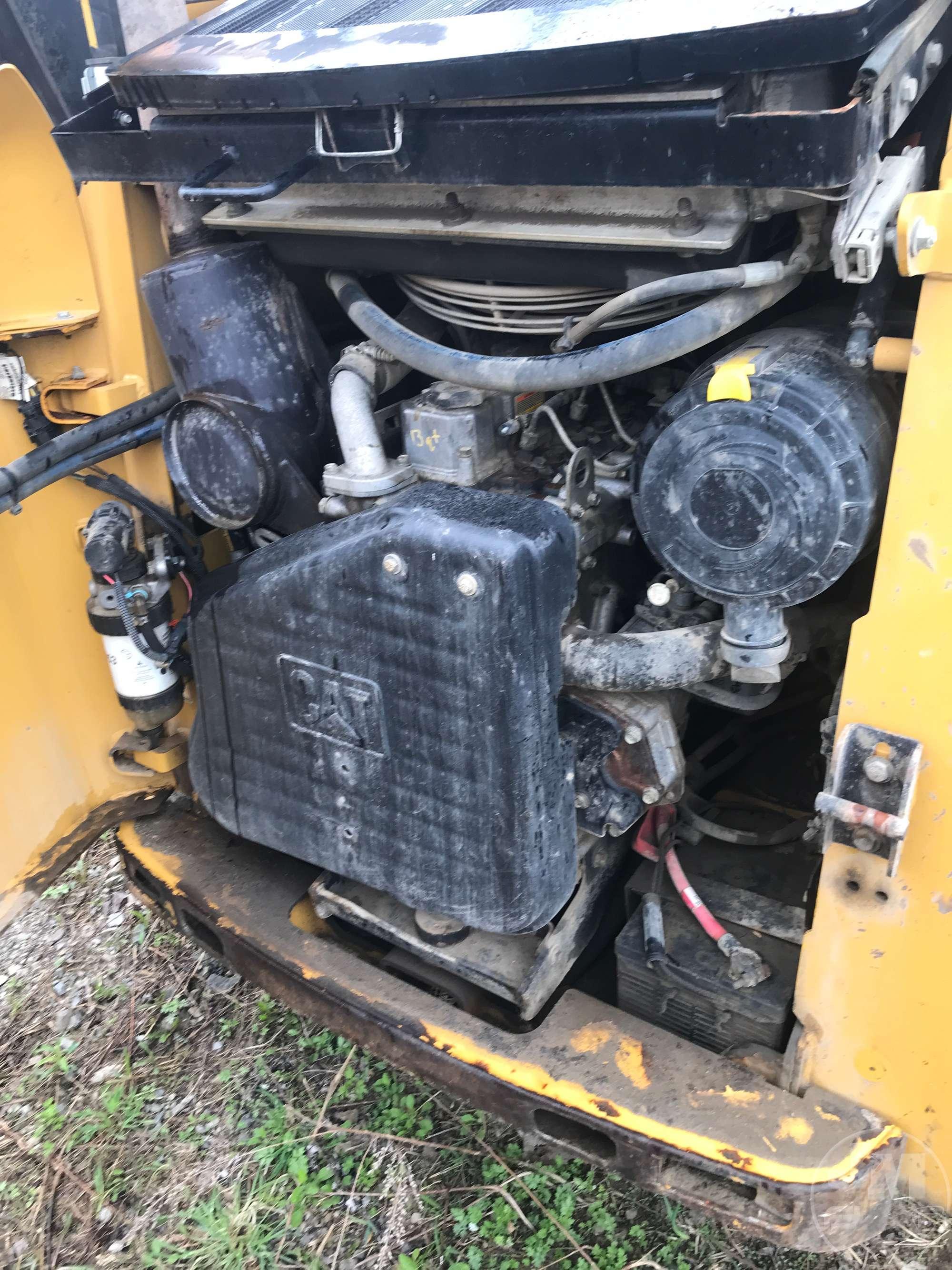 2010 CATERPILLAR 242B3 SKID STEER SN: SRS00406 CANOPY