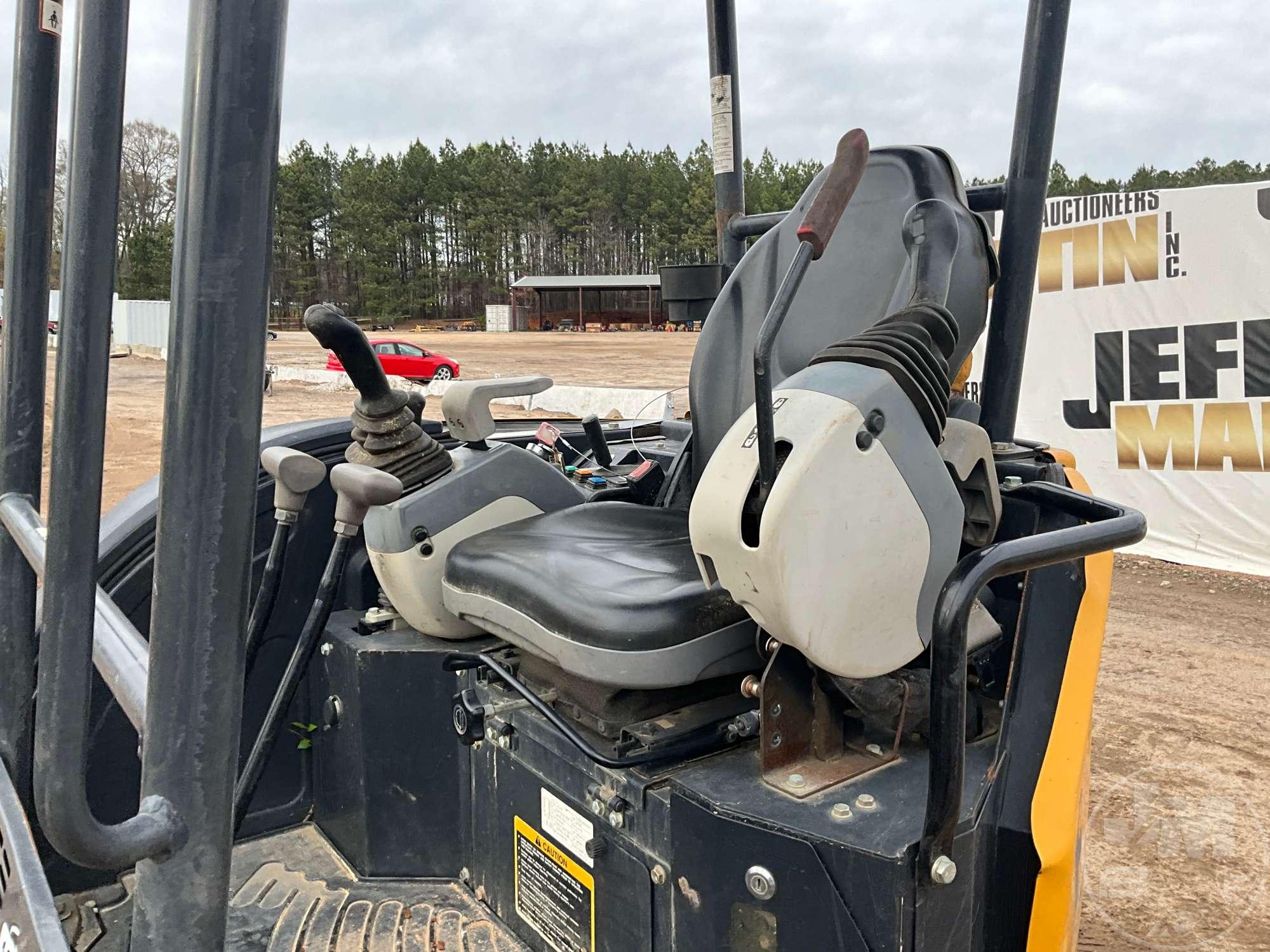 2019 DEERE 26G MINI EXCAVATOR SN: 1FF026GXEKK265239