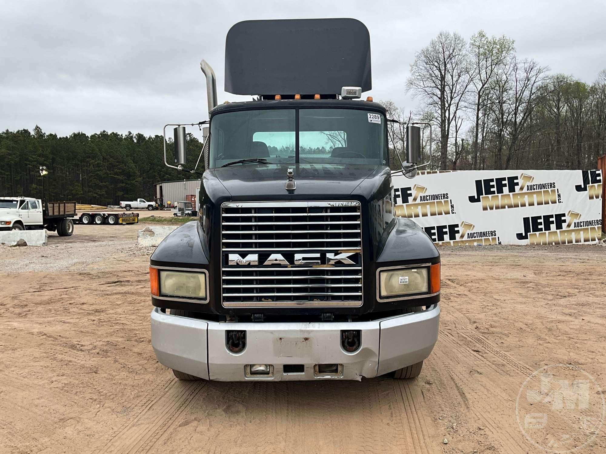 2001 MACK CH TANDEM AXLE DAY CAB TRUCK TRACTOR VIN: 1M1AA13Y91W138546