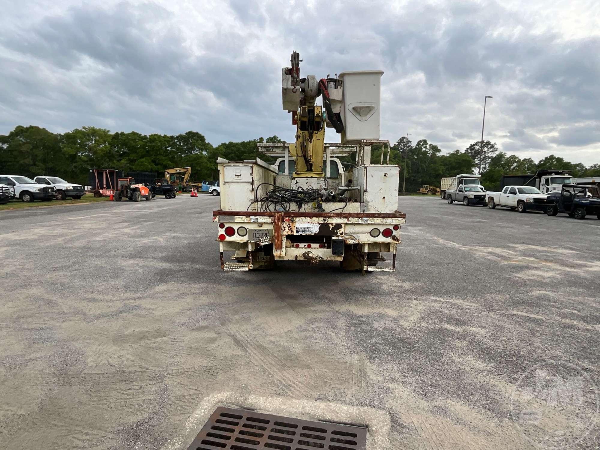 1998 FORD F-800 S/A BUCKET TRUCK ALTEC A0442 VIN: 1FDXF80C7WVA25376