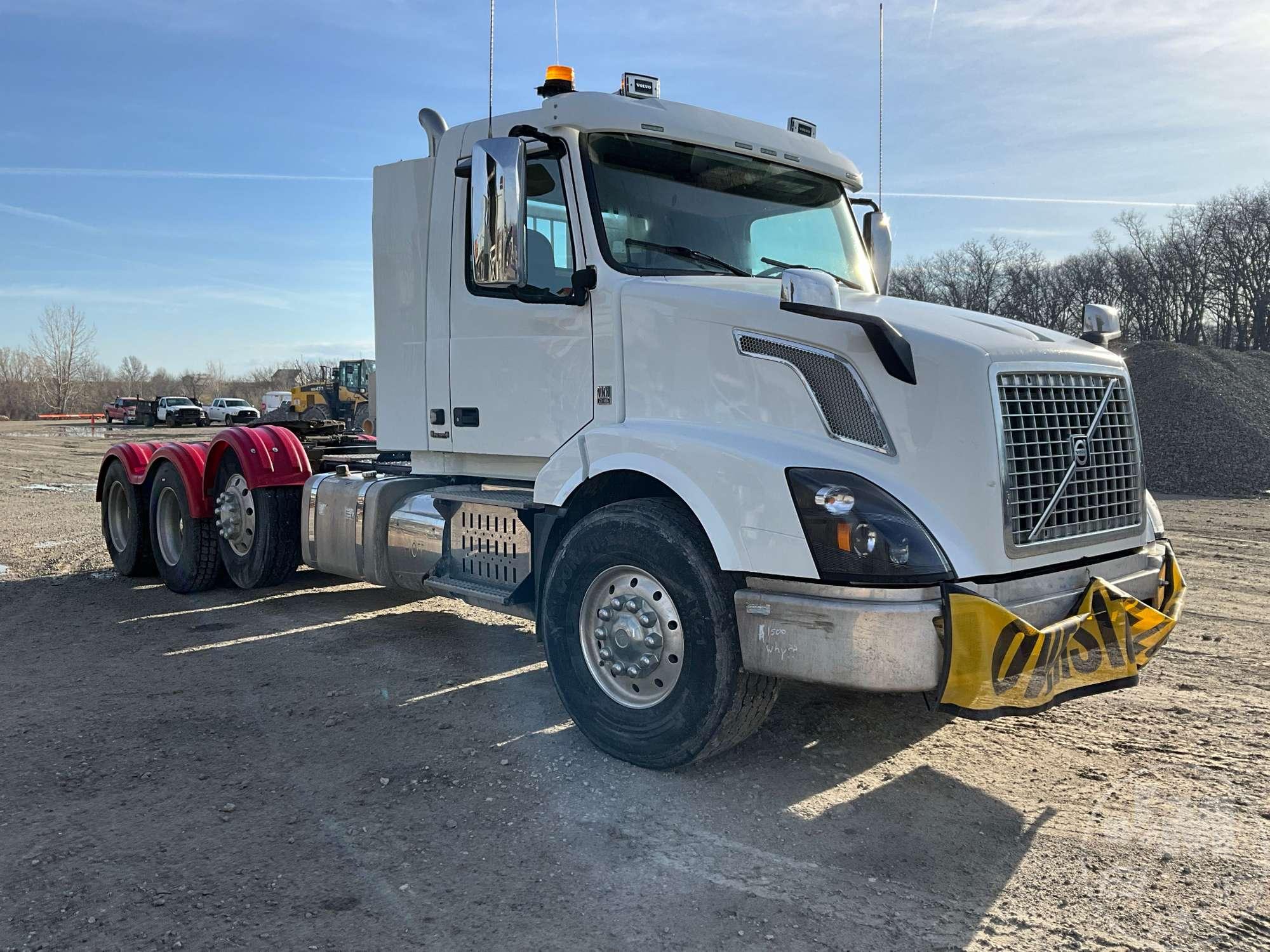 2017 VOLVO TRUCK VF20 TRI AXLE DAY CAB TRUCK TRACTOR VIN: 4V4X99KL7HN987814