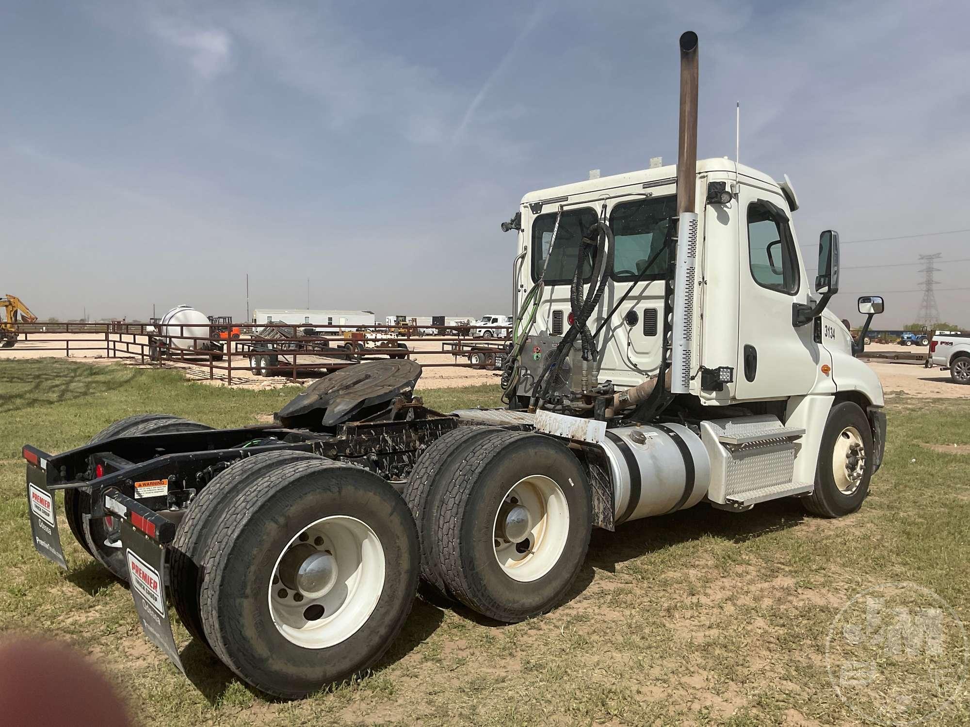 2014 FREIGHTLINER CASCADIA TANDEM AXLE DAY CAB TRUCK TRACTOR VIN: 3AKJGED64ESFV2697