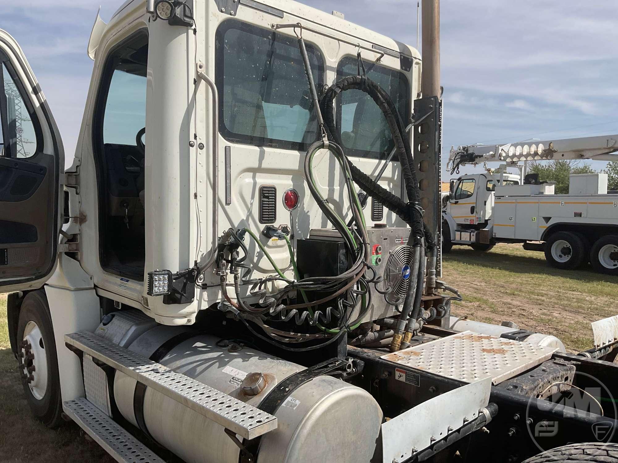 2014 FREIGHTLINER CASCADIA TANDEM AXLE DAY CAB TRUCK TRACTOR VIN: 3AKJGED64ESFV2697