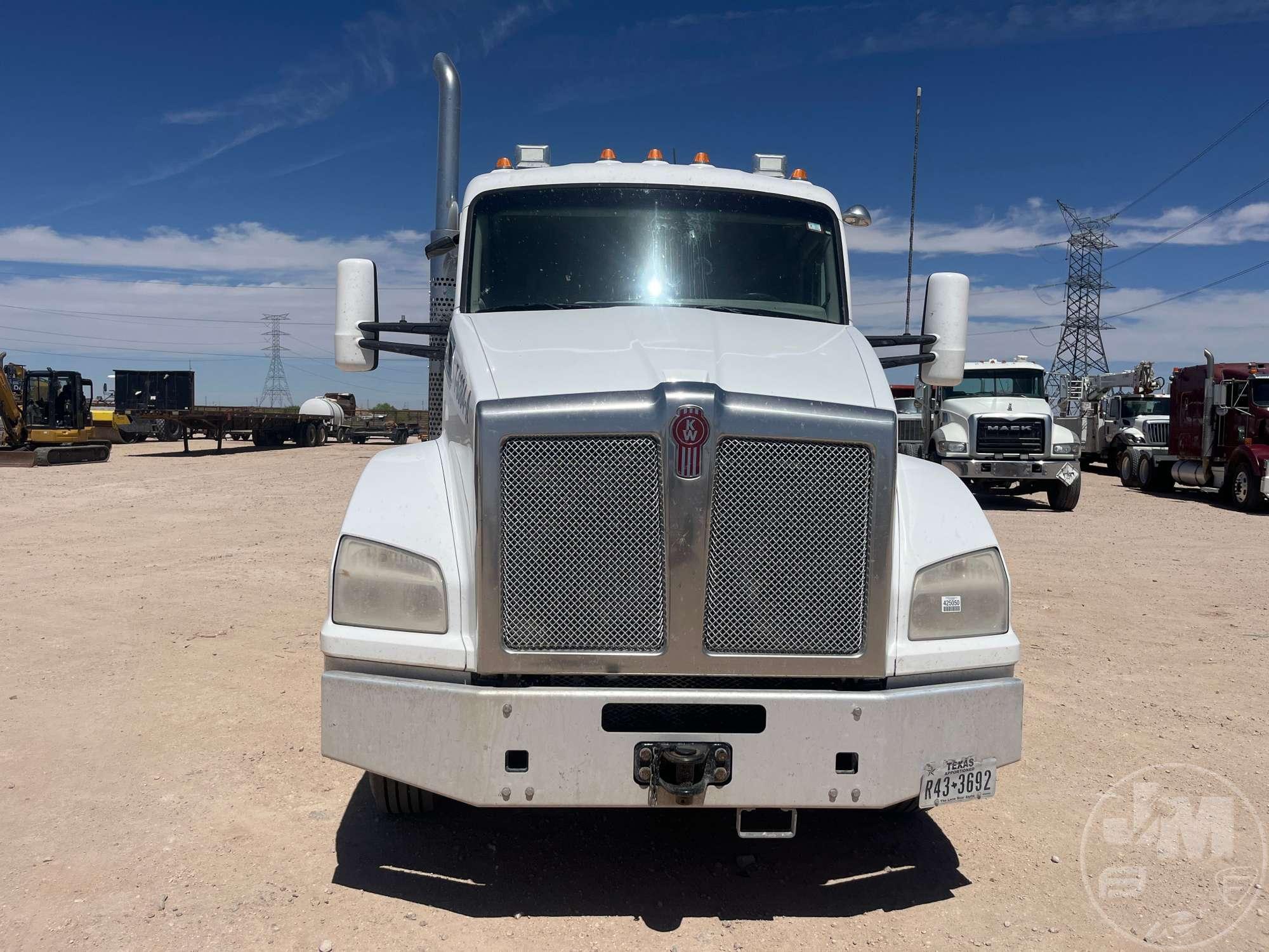 2019 KENWORTH T880 TANDEM AXLE TRUCK TRACTOR VIN: 1XKZDP9X0KJ296384