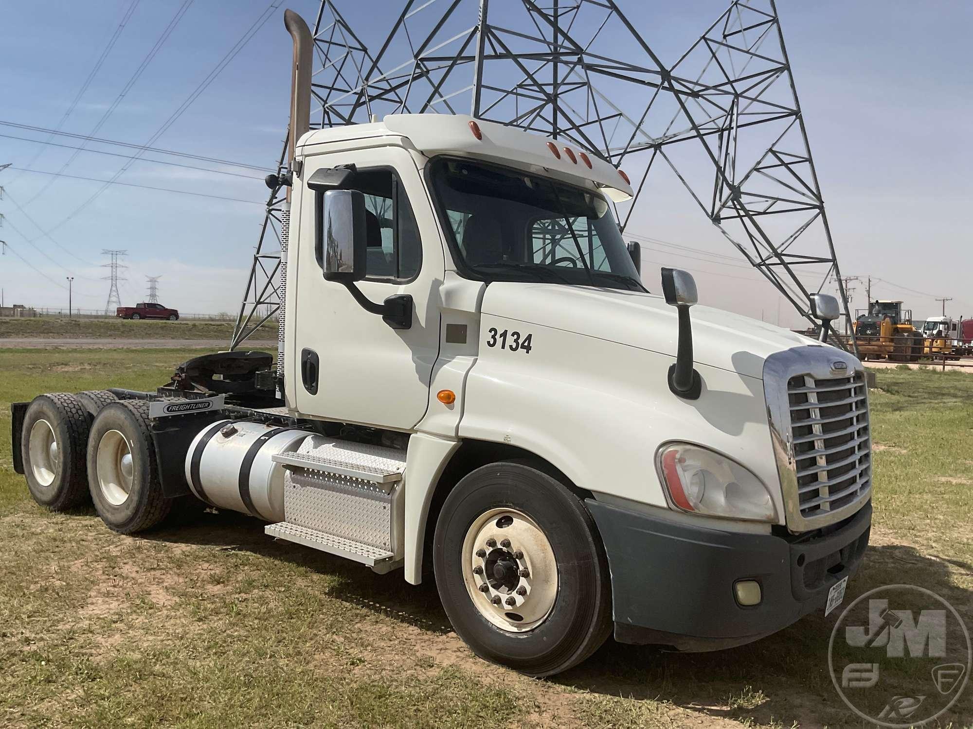 2014 FREIGHTLINER CASCADIA TANDEM AXLE DAY CAB TRUCK TRACTOR VIN: 3AKJGED64ESFV2697