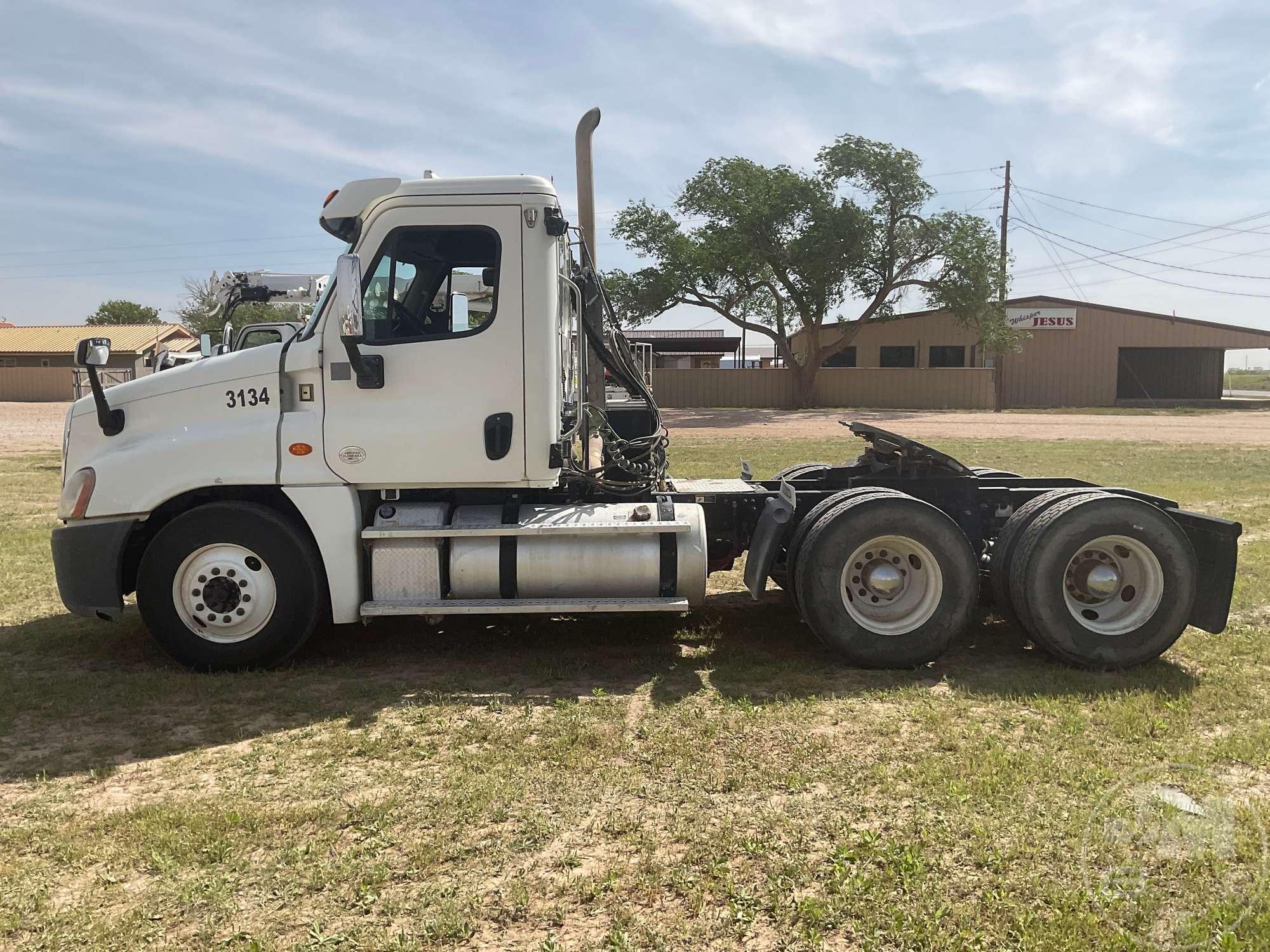 2014 FREIGHTLINER CASCADIA TANDEM AXLE DAY CAB TRUCK TRACTOR VIN: 3AKJGED64ESFV2697