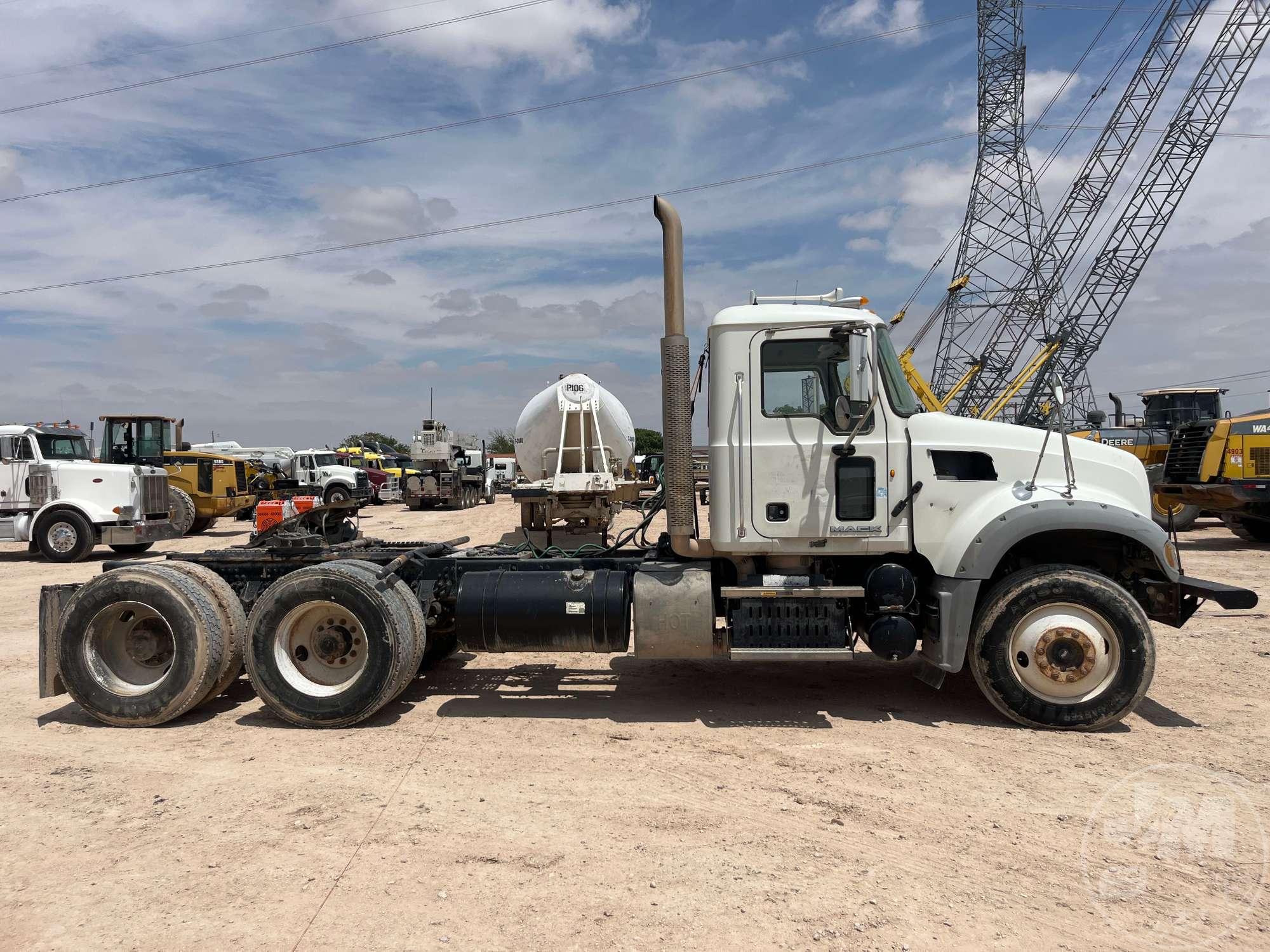 2012 MACK GU713 GRANITE TANDEM AXLE DAY CAB TRUCK TRACTOR VIN: 1M2AX07Y4CM011328