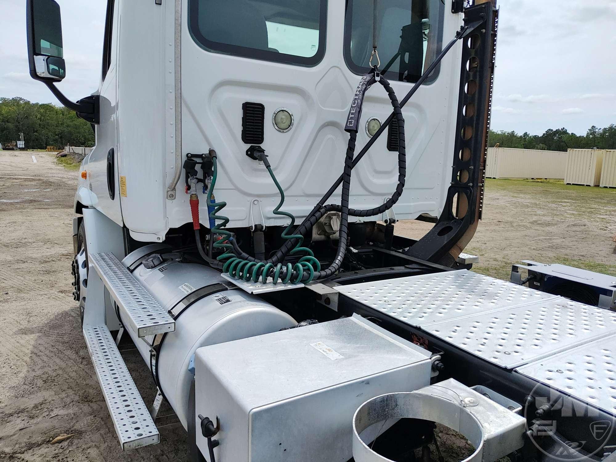 2013 FREIGHTLINER CASCADIA TANDEM AXLE DAY CAB TRUCK TRACTOR VIN: 1FUJGBDV9DLBY7904