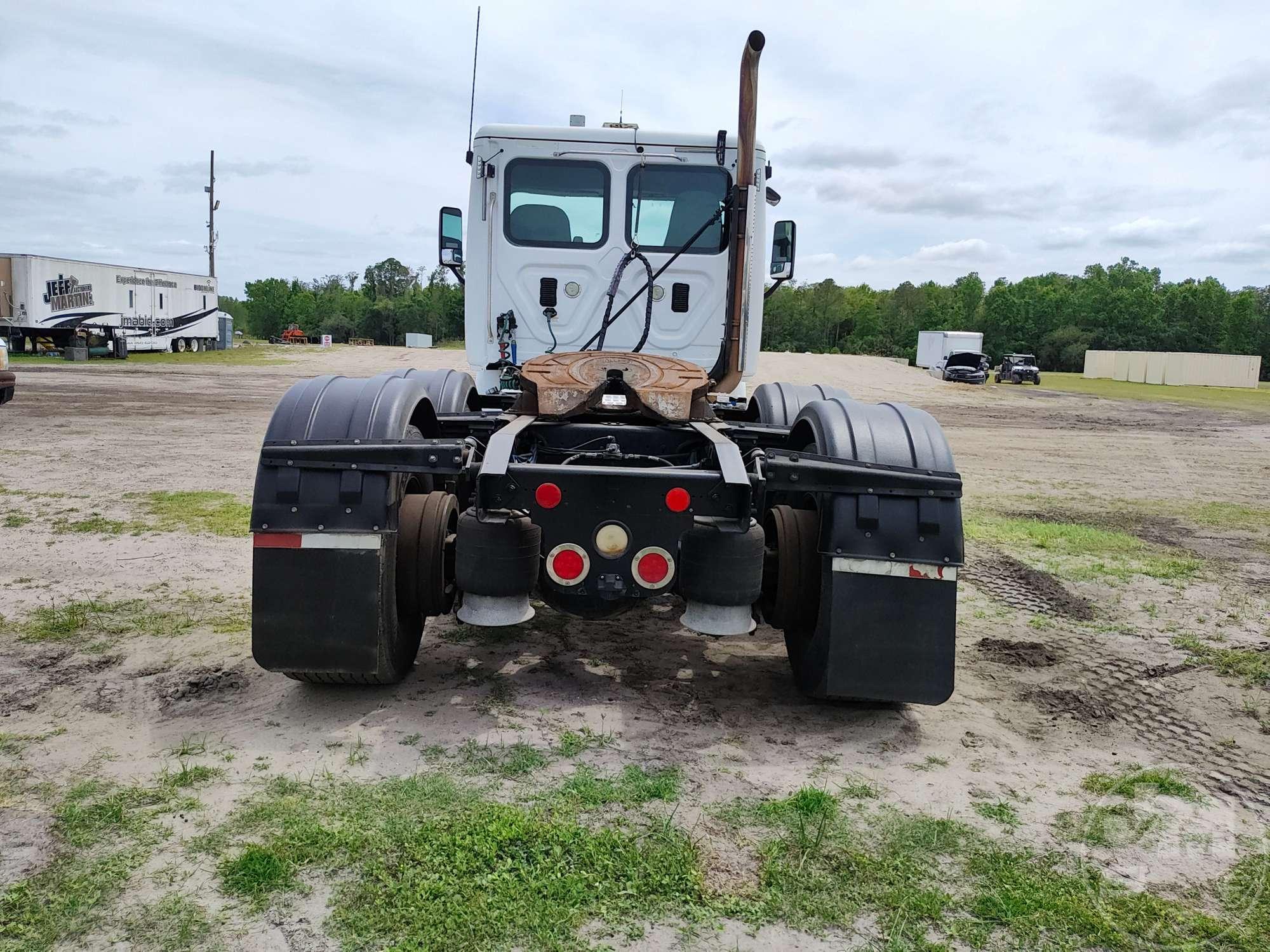 2013 FREIGHTLINER CASCADIA TANDEM AXLE DAY CAB TRUCK TRACTOR VIN: 1FUJGBDV9DLBY7904