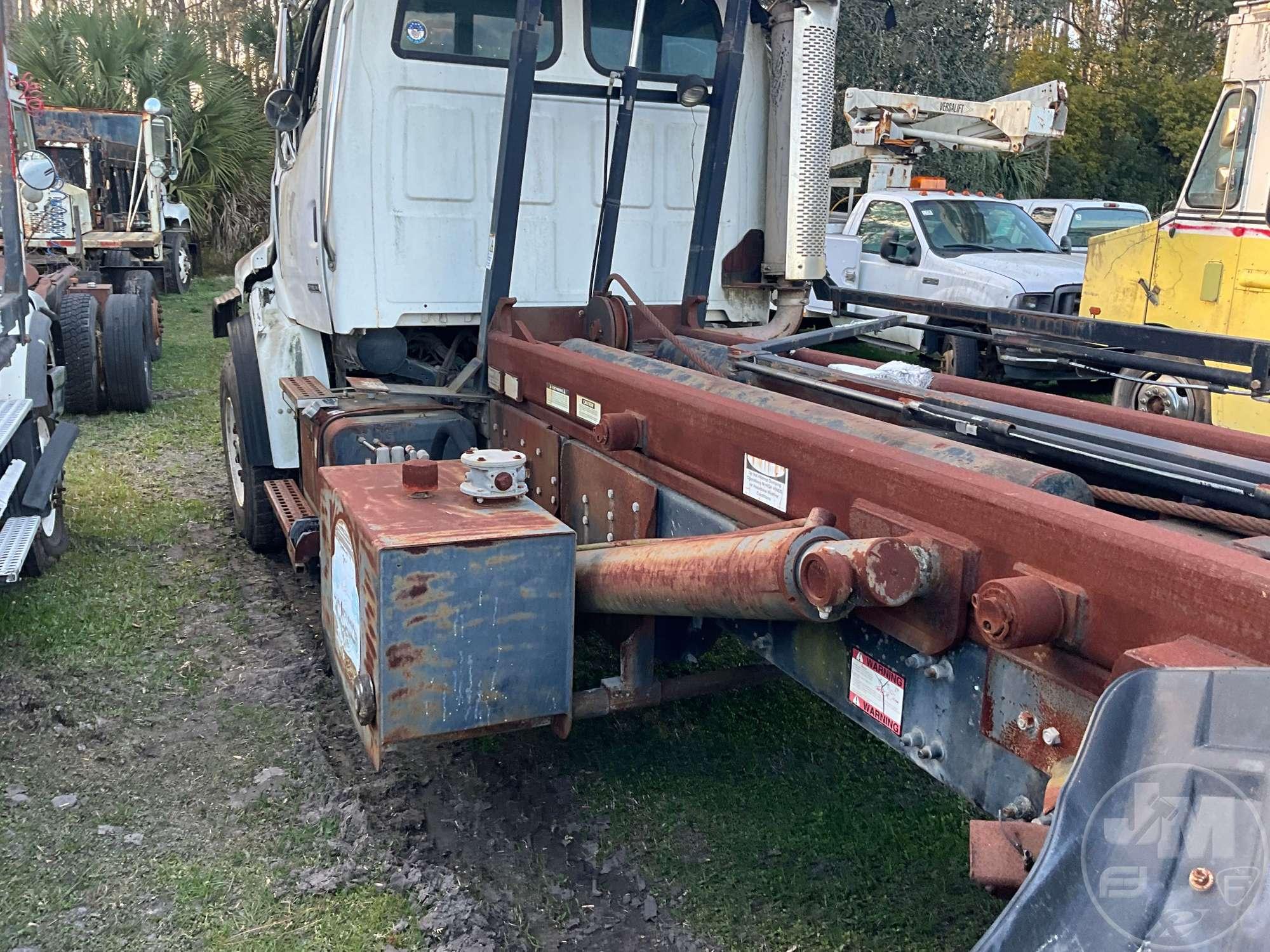 2001 STERLING TRUCK L9500 SERIES VIN: 2FZHAZASX1AJ92895