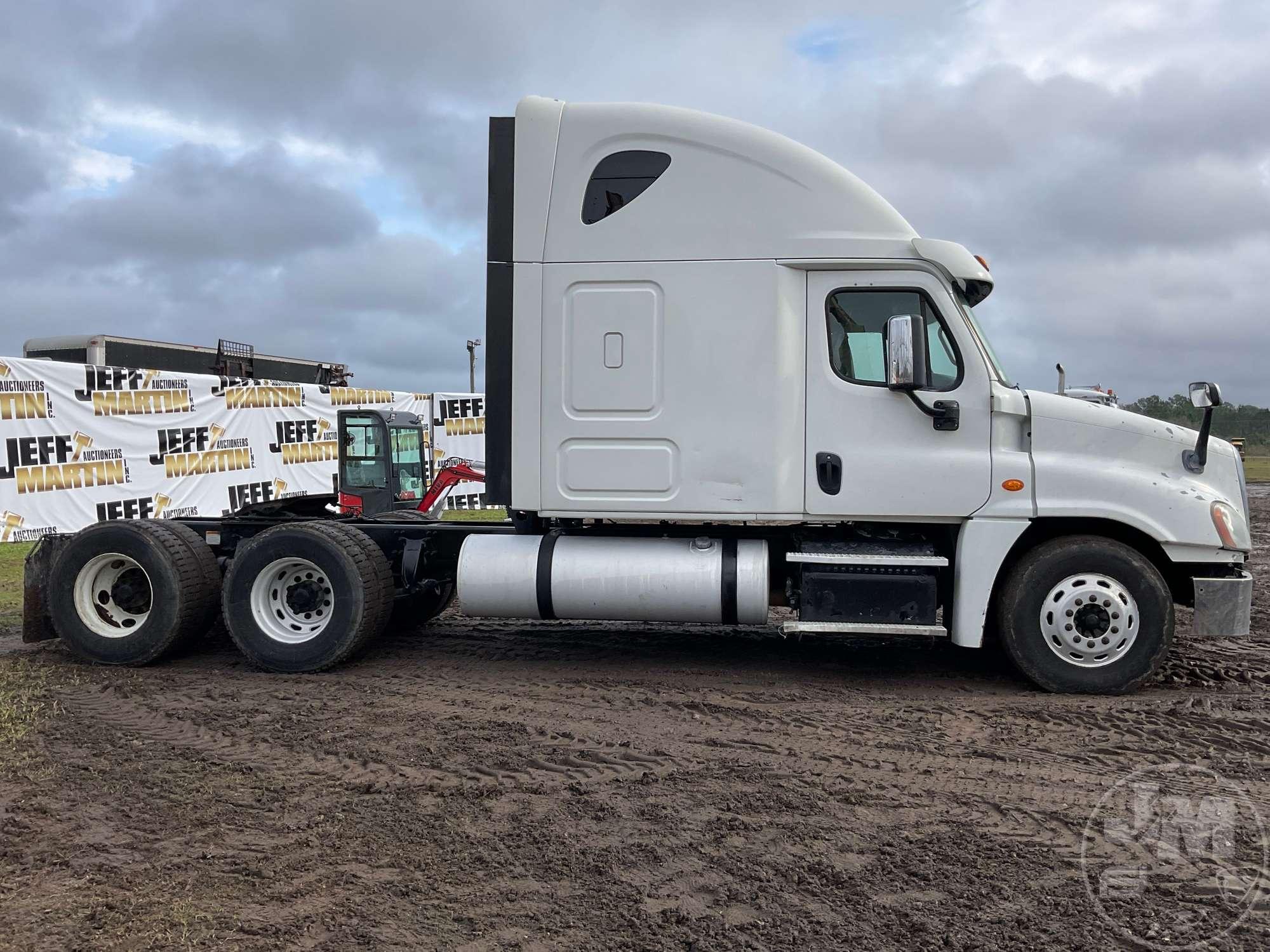 2014 FREIGHTLINER CASCADIA TANDEM AXLE TRUCK TRACTOR VIN: 3AKJGLD6XESFX5762