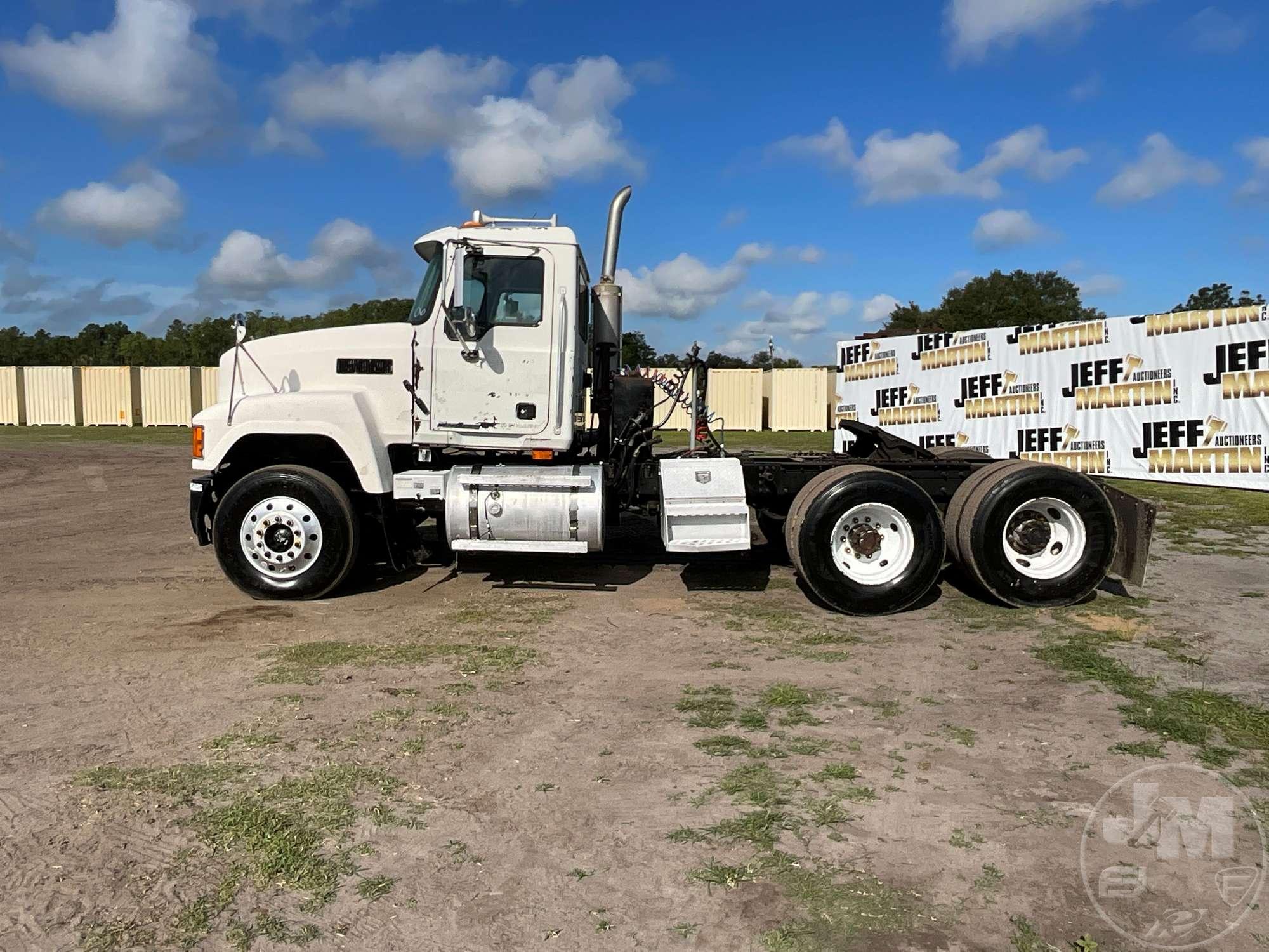 2006 MACK CHN613 TANDEM AXLE DAY CAB TRUCK TRACTOR VIN: 1M1AJ06Y66N004869