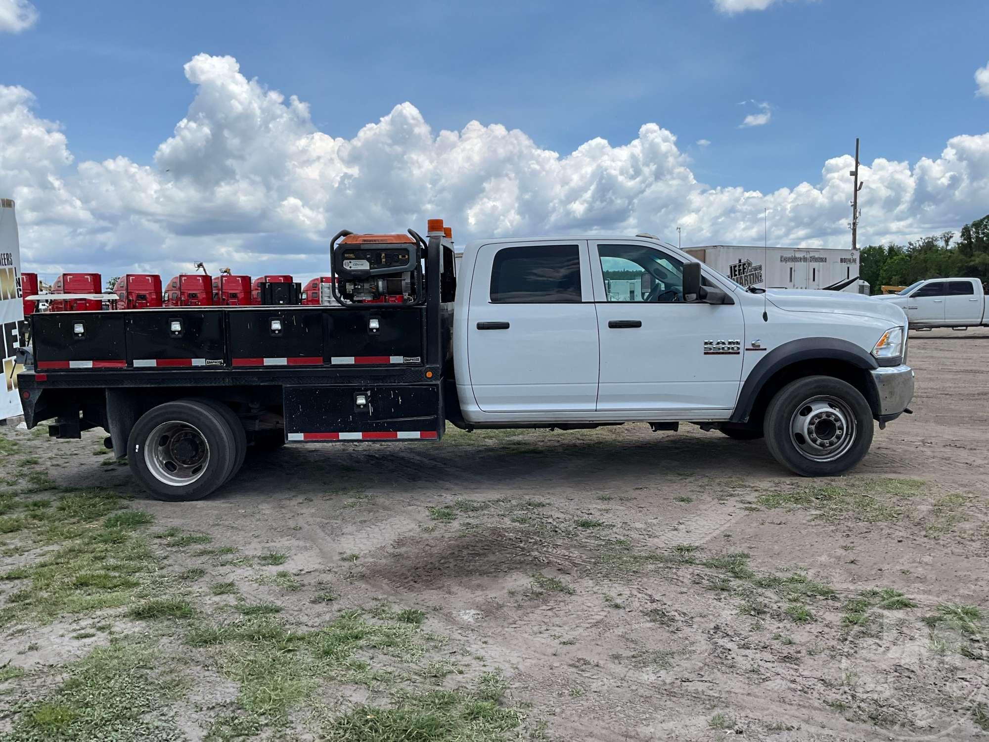 2017 RAM 5500 HD SINGLE AXLE CREW CAB 4X4 FLATBED TRUCK VIN: 3C7WRNFL2HG636654