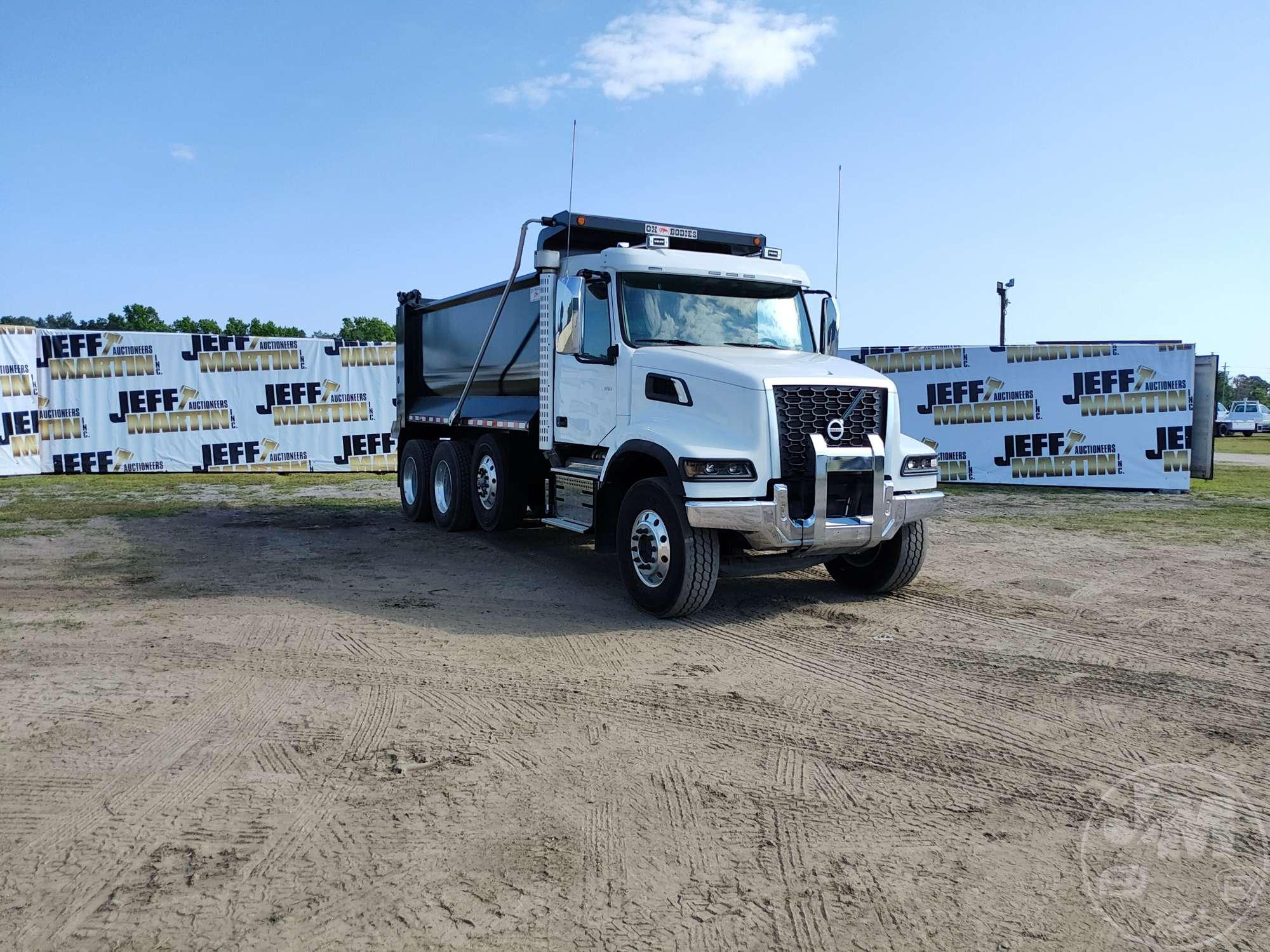 2023 VOLVO TRUCK VHD TRI-AXLE DUMP TRUCK VIN: 4V5KG9EJ4PN620132