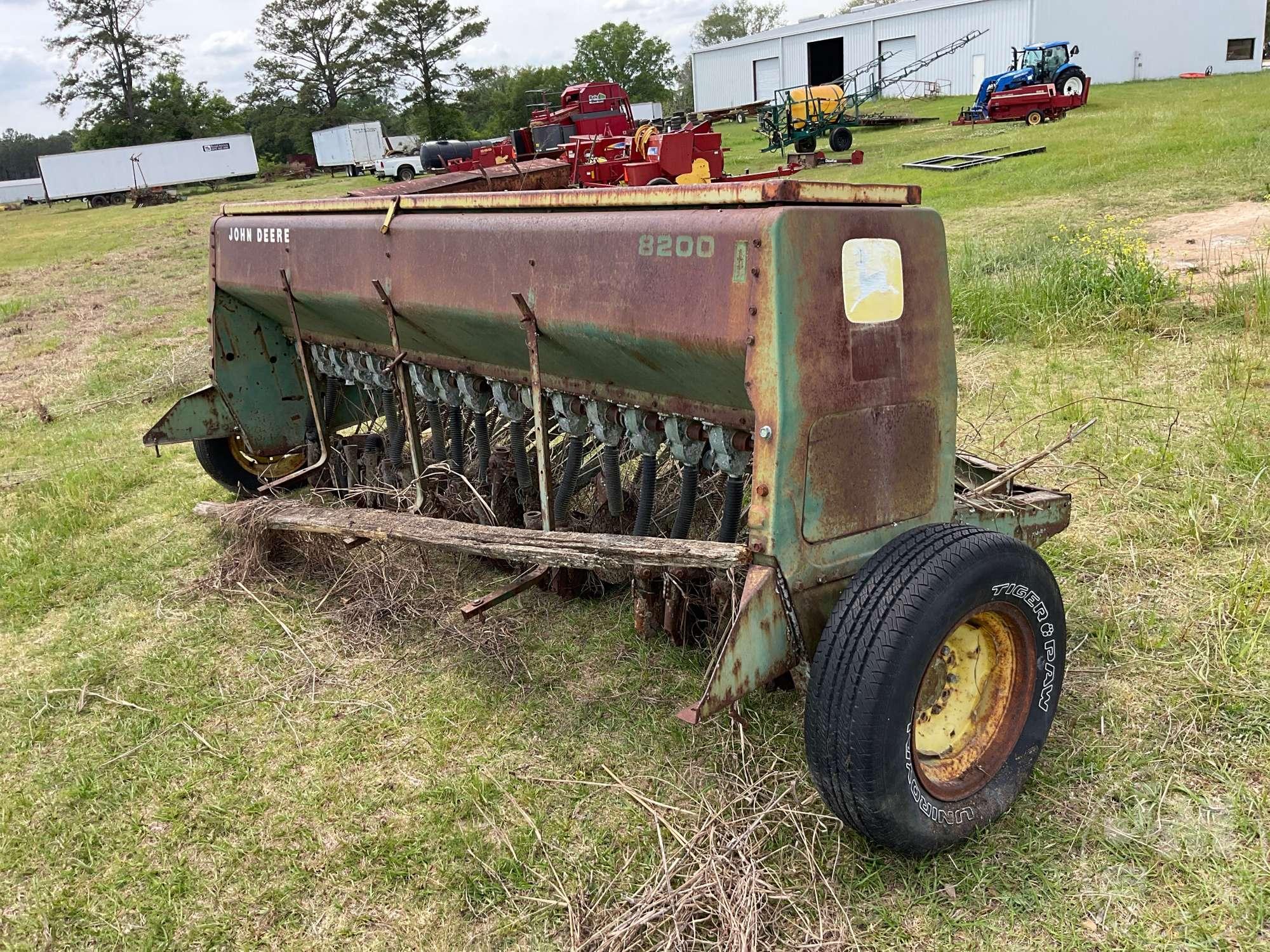 JOHN DEERE 8200 GRAIN DRILL SN: 008245N