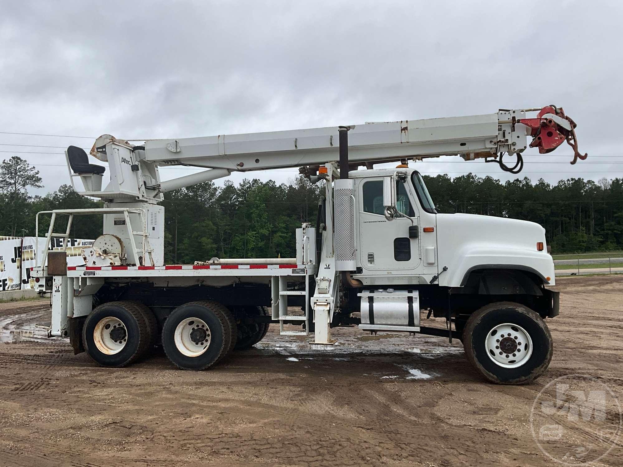 2002 INTERNATIONAL 5500I 6X6 T/A DIGGER DERRICK TRUCK VIN: 1HTXKAXT12J025214