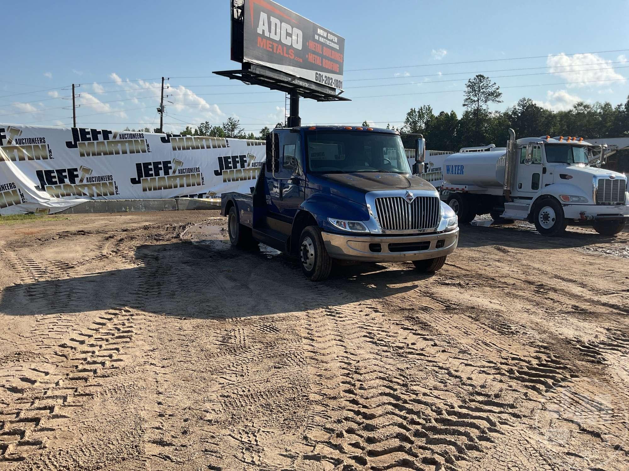 2003 INTERNATIONAL 4300 SBA 4X2 SINGLE AXLE REGULAR CAB FLATBED TRUCK VIN: 1HTMMAAM43H573246