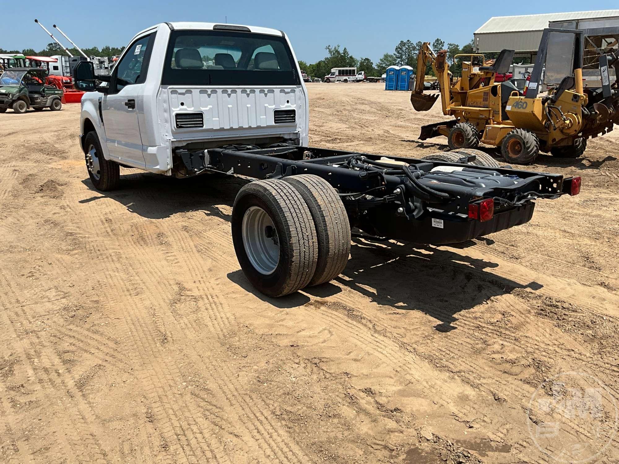 2017 FORD F-350 XL SINGLE AXLE VIN: 1FDRF3G67HEE28269 CAB & CHASSIS