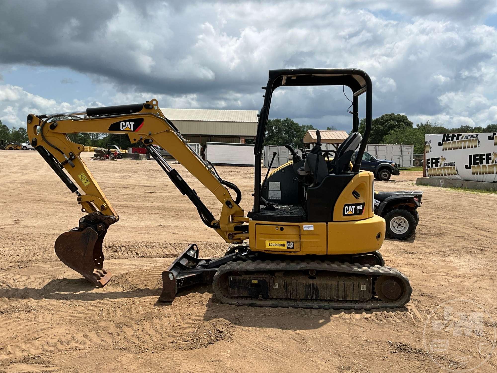 2015 CATERPILLAR 303ECR MINI EXCAVATOR SN: HHM00380