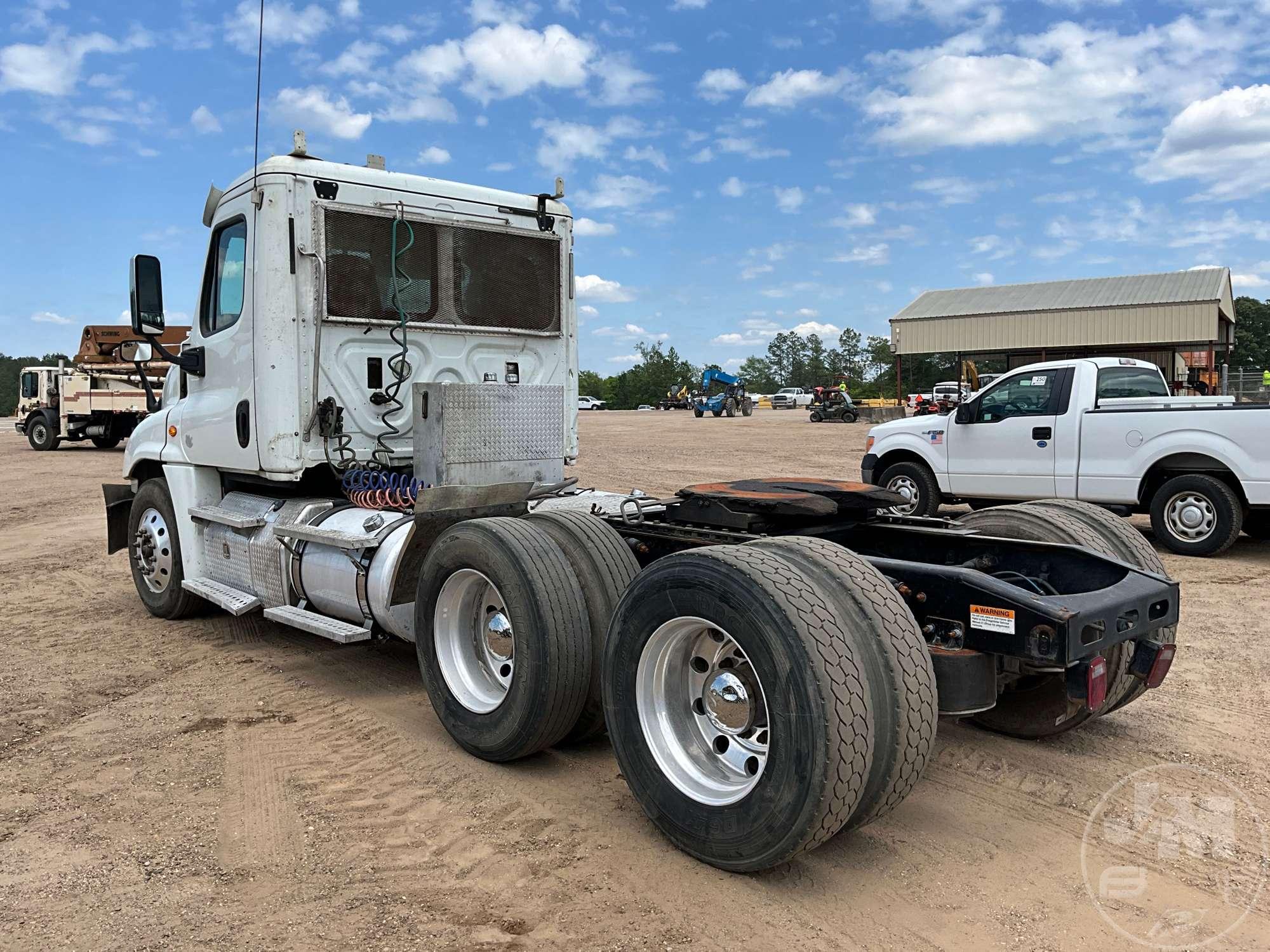 2016 FREIGHTLINER CASCADIA TANDEM AXLE DAY CAB TRUCK TRACTOR VIN: 1FUJGEDV2GLGX2861