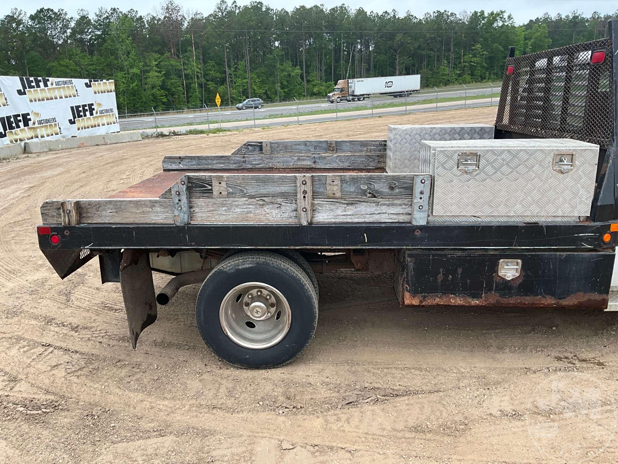 2002 FORD F-350XLT SD SINGLE AXLE REGULAR CAB FLATBED TRUCK VIN: 1FDWF36FX2EC66455