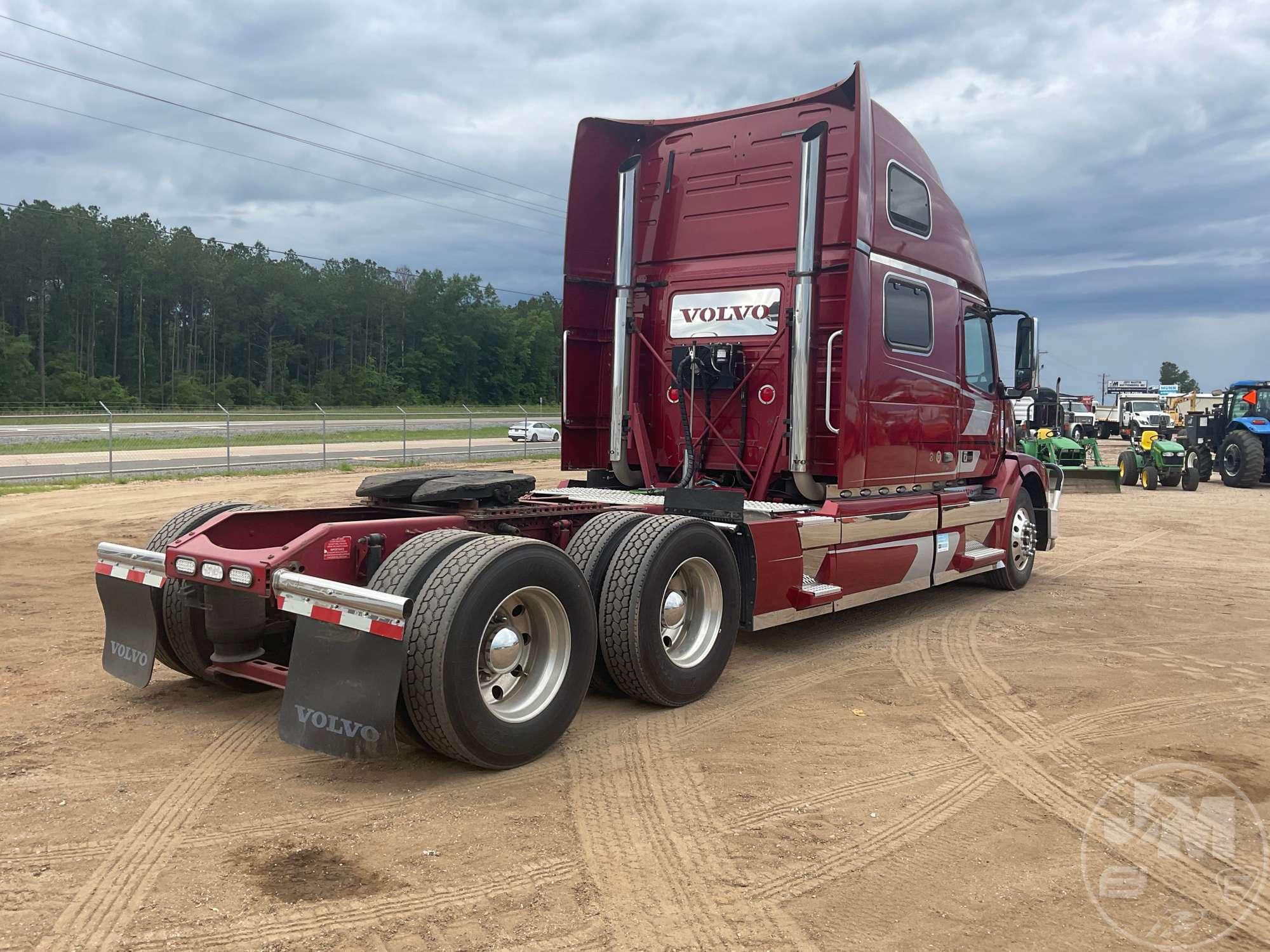 2015 VOLVO  VNL 780 TANDEM AXLE TRUCK TRACTOR VIN: 4V4NC9KL7FN933404