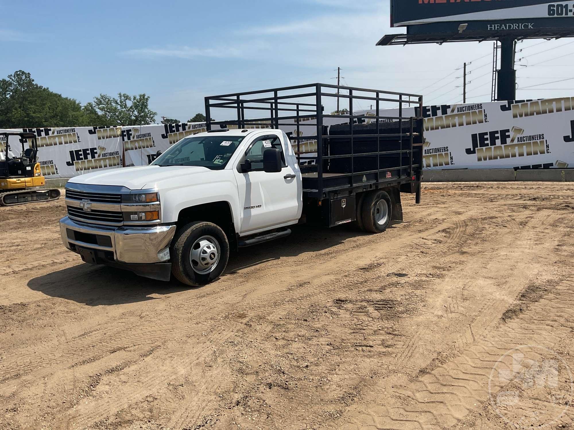 2015 CHEVROLET SILVERADO VIN: 1GB3CYCG4FF558598 S STAKE TRUCK