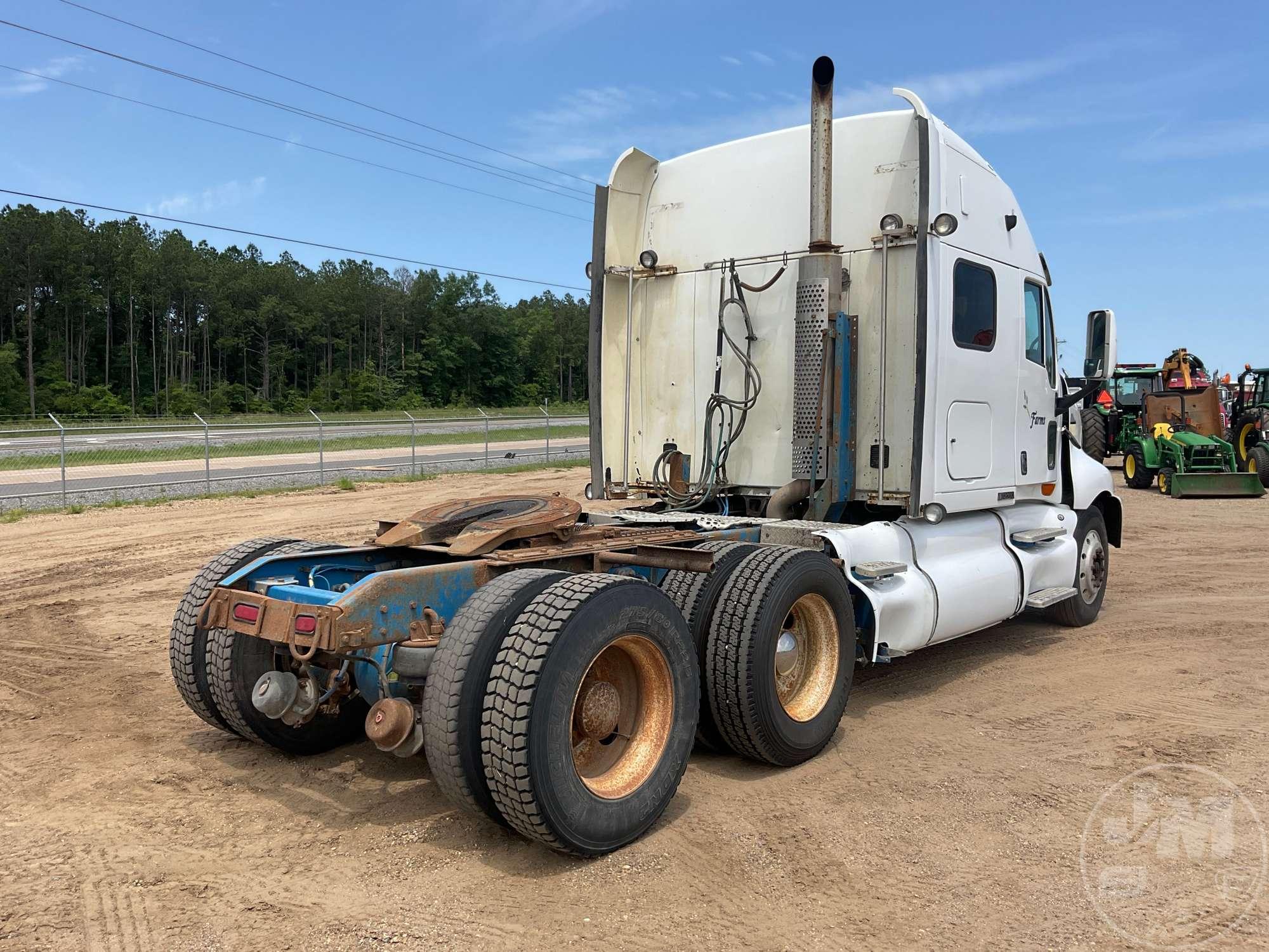 2000 KENWORTH T2000 TANDEM AXLE TRUCK TRACTOR VIN: 1XKTDR9X8YJ827681