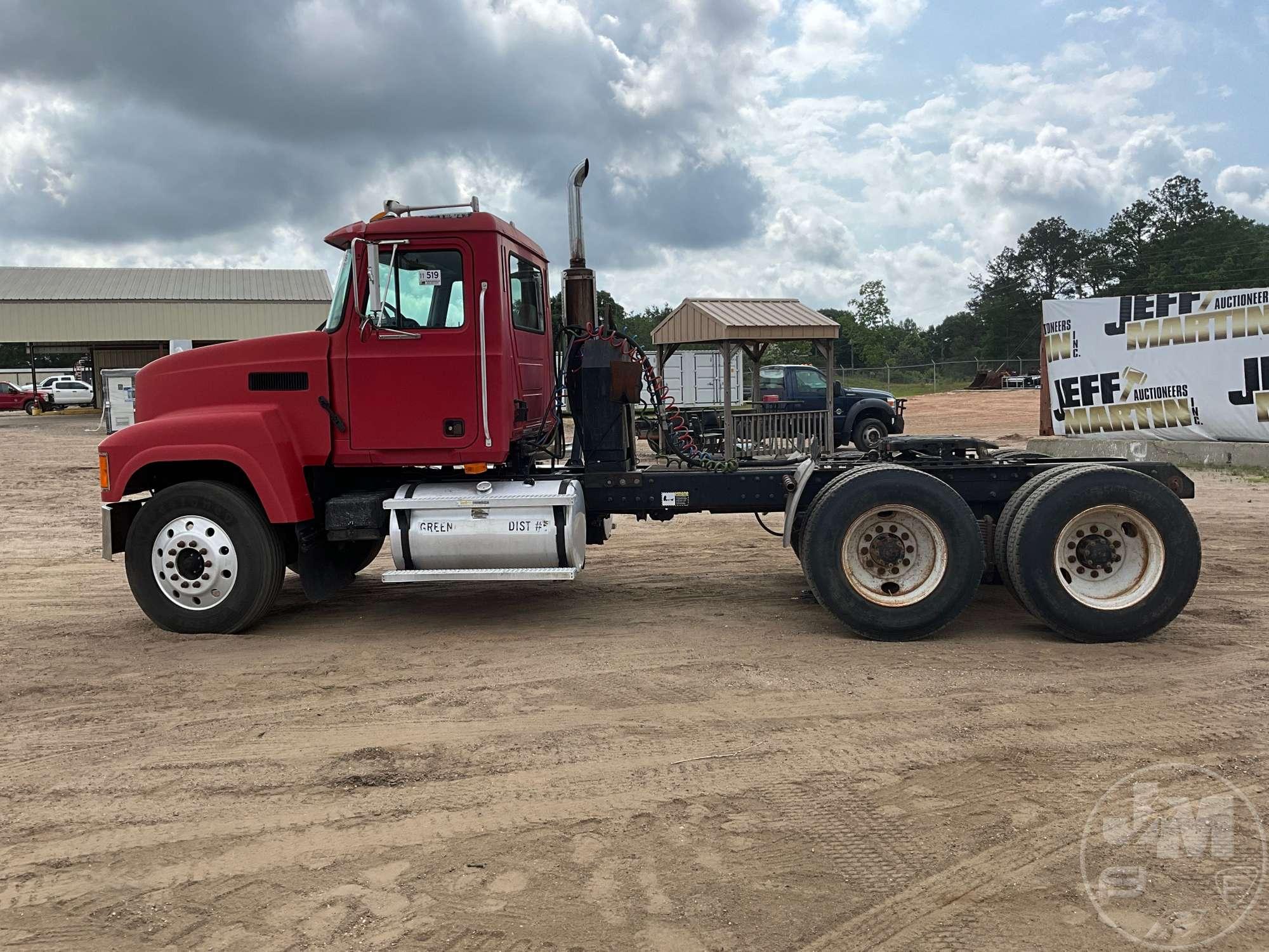 2001 MACK CH613 TANDEM AXLE DAY CAB TRUCK TRACTOR VIN: 1M1AA13Y61W144644