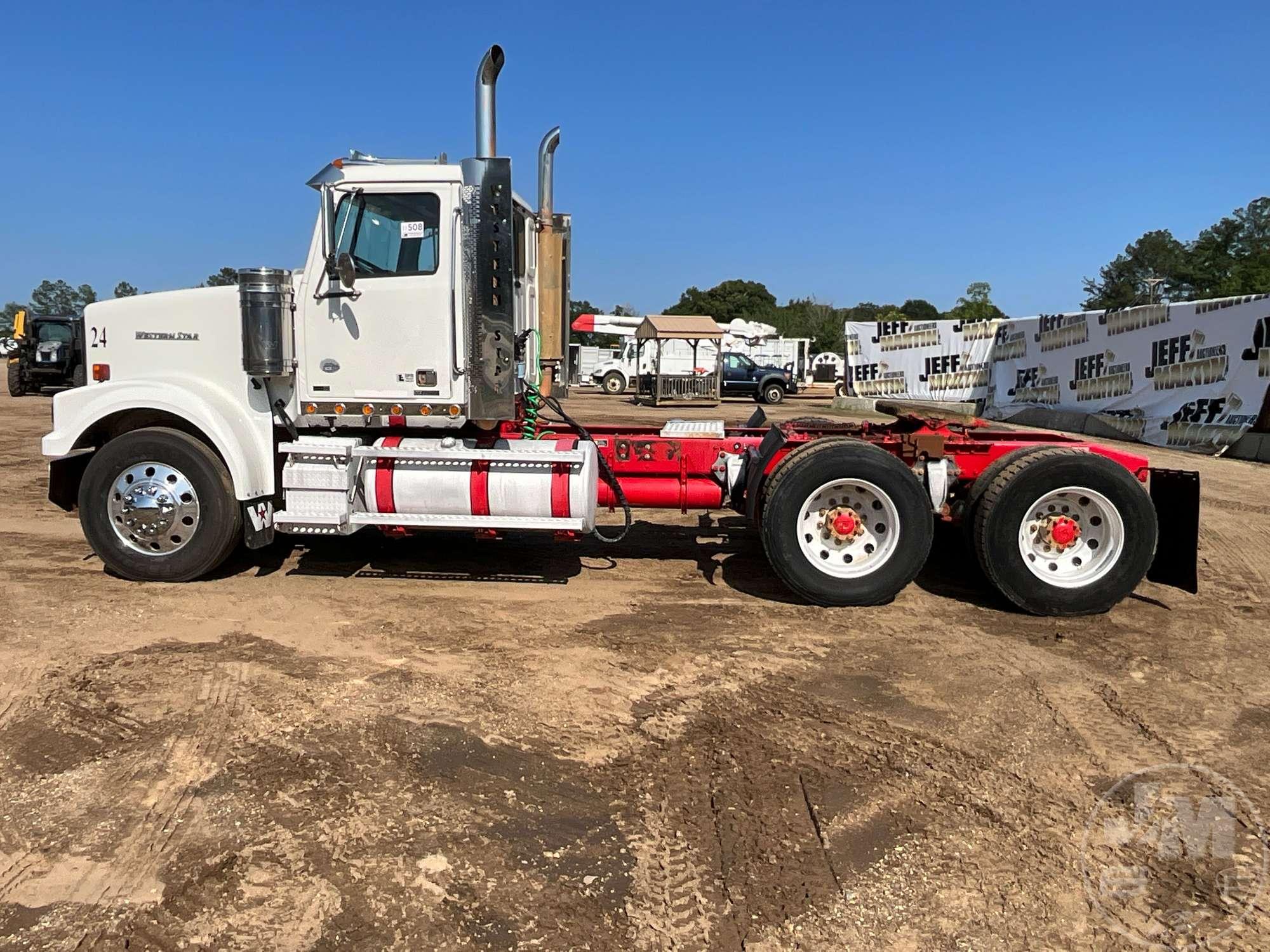 2013 WESTERN STAR 4900 TANDEM AXLE DAY CAB TRUCK TRACTOR VIN: 5KJJAEDV7DPBX3232