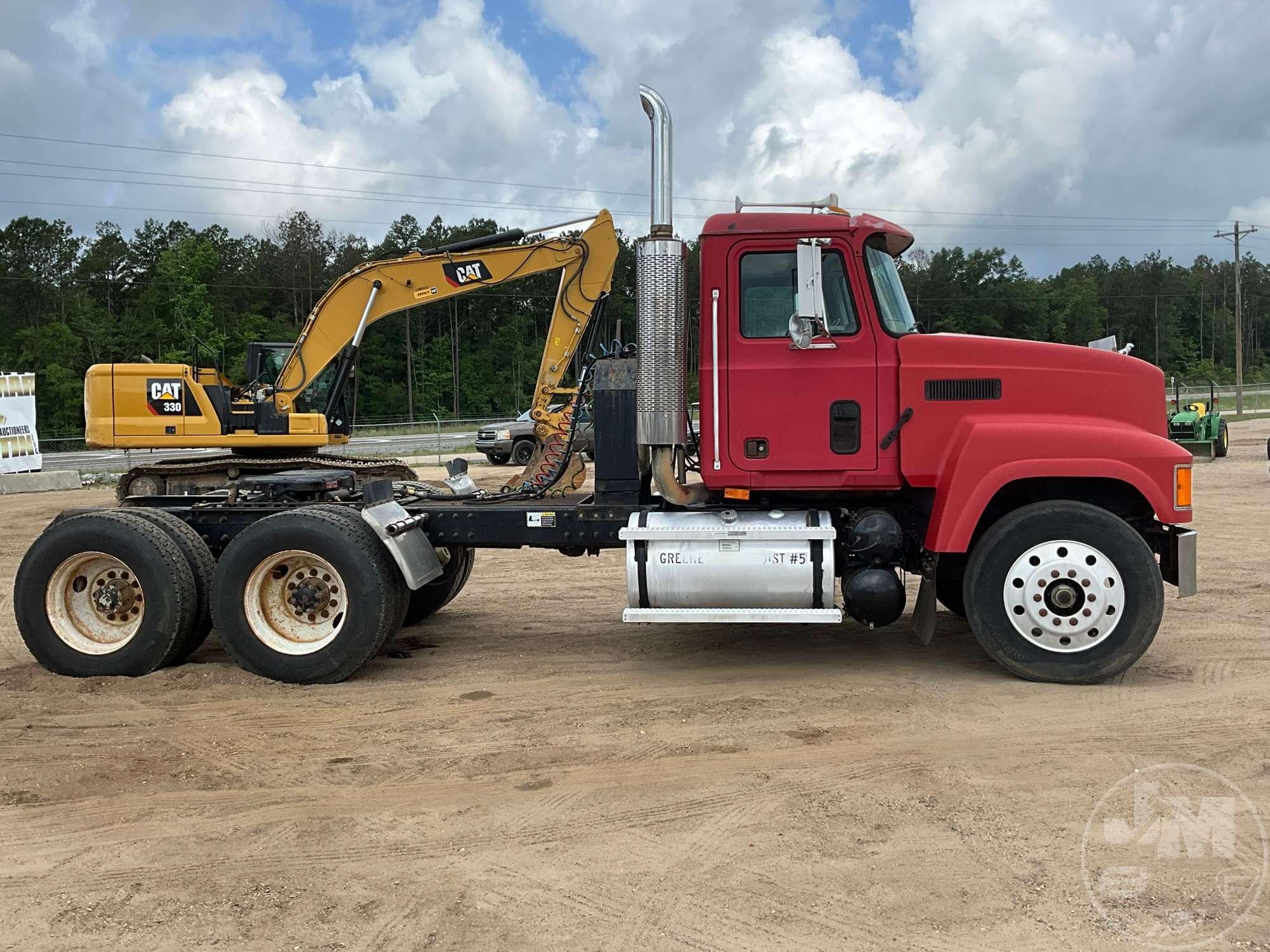 2001 MACK CH613 TANDEM AXLE DAY CAB TRUCK TRACTOR VIN: 1M1AA13Y61W144644