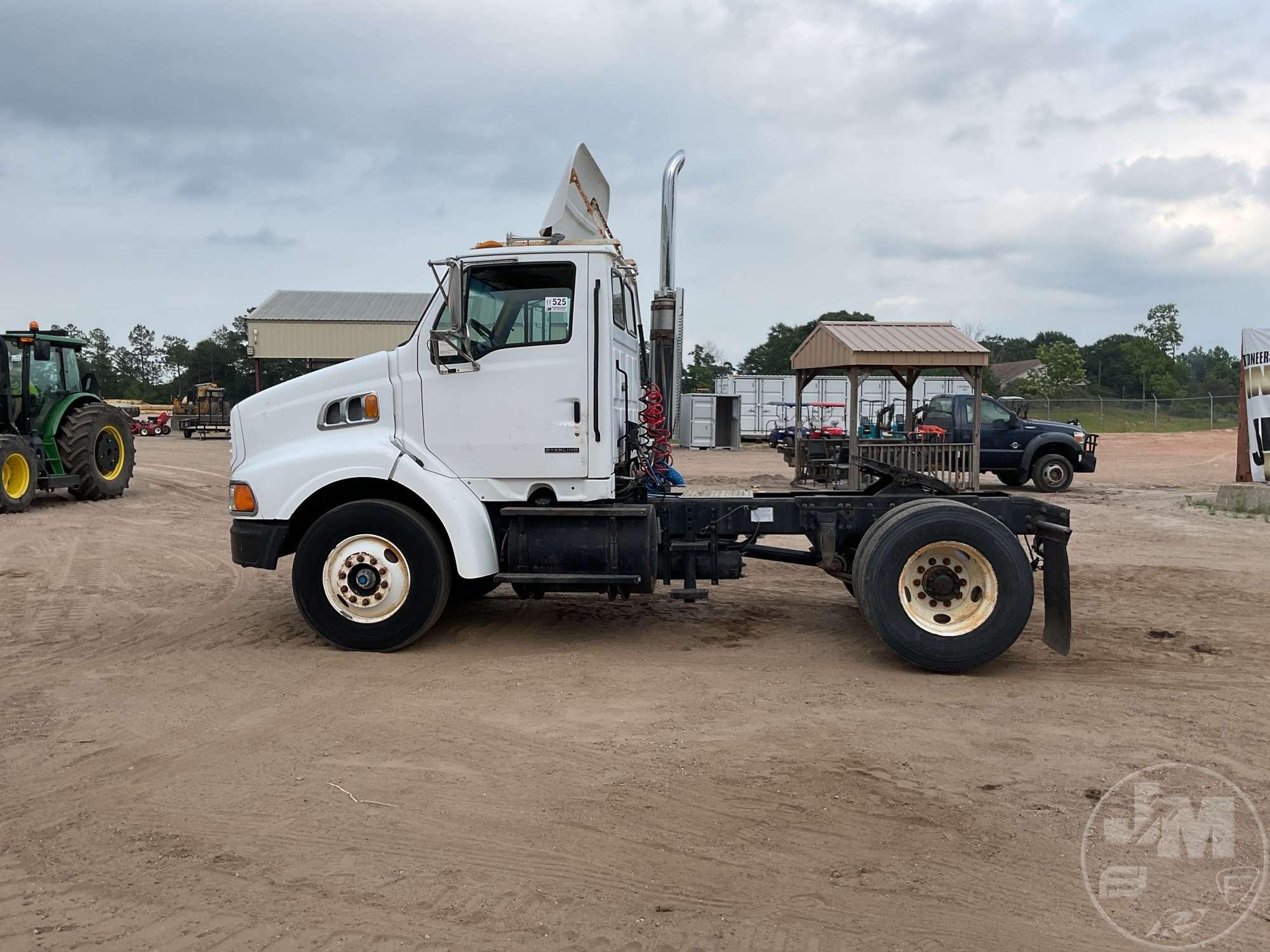 2000 STERLING TRUCK A9500 SERIES SINGLE AXLE DAY CAB TRUCK TRACTOR 2FWWHWDB2YAF72031