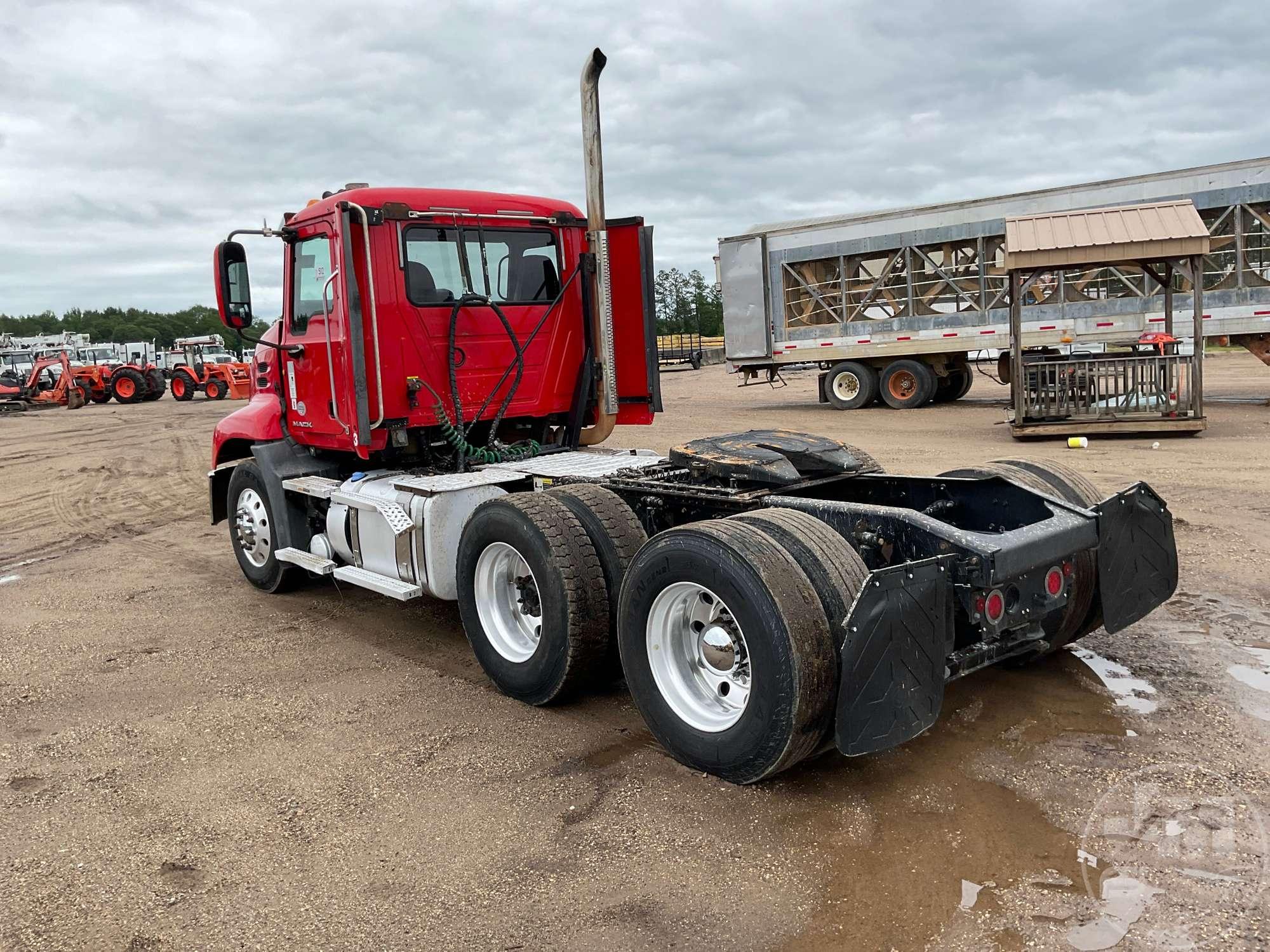 2013 MACK  CXU613 TANDEM AXLE DAY CAB TRUCK TRACTOR VIN: 1M1AW09YODM036071