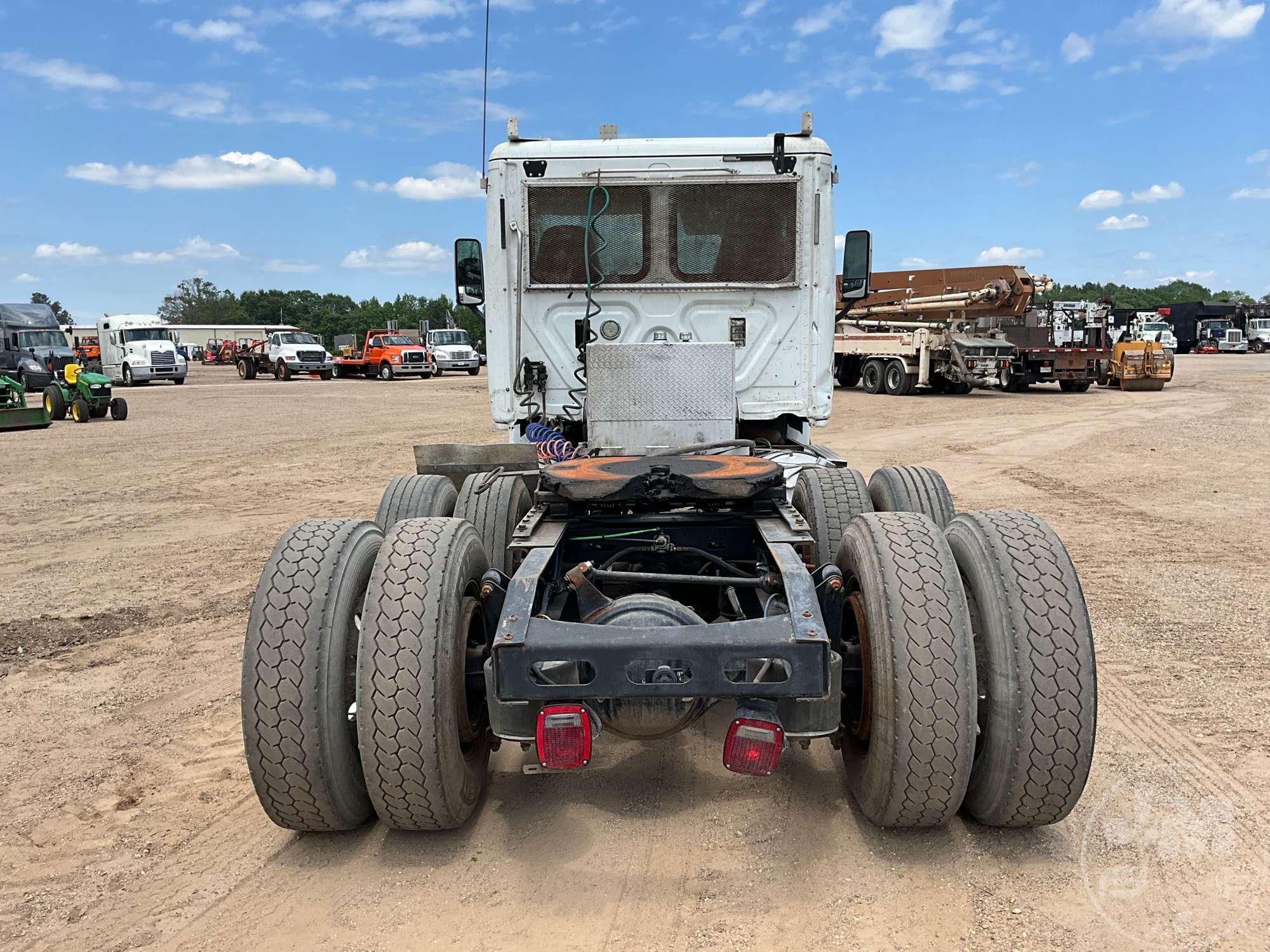 2016 FREIGHTLINER CASCADIA TANDEM AXLE DAY CAB TRUCK TRACTOR VIN: 1FUJGEDV2GLGX2861