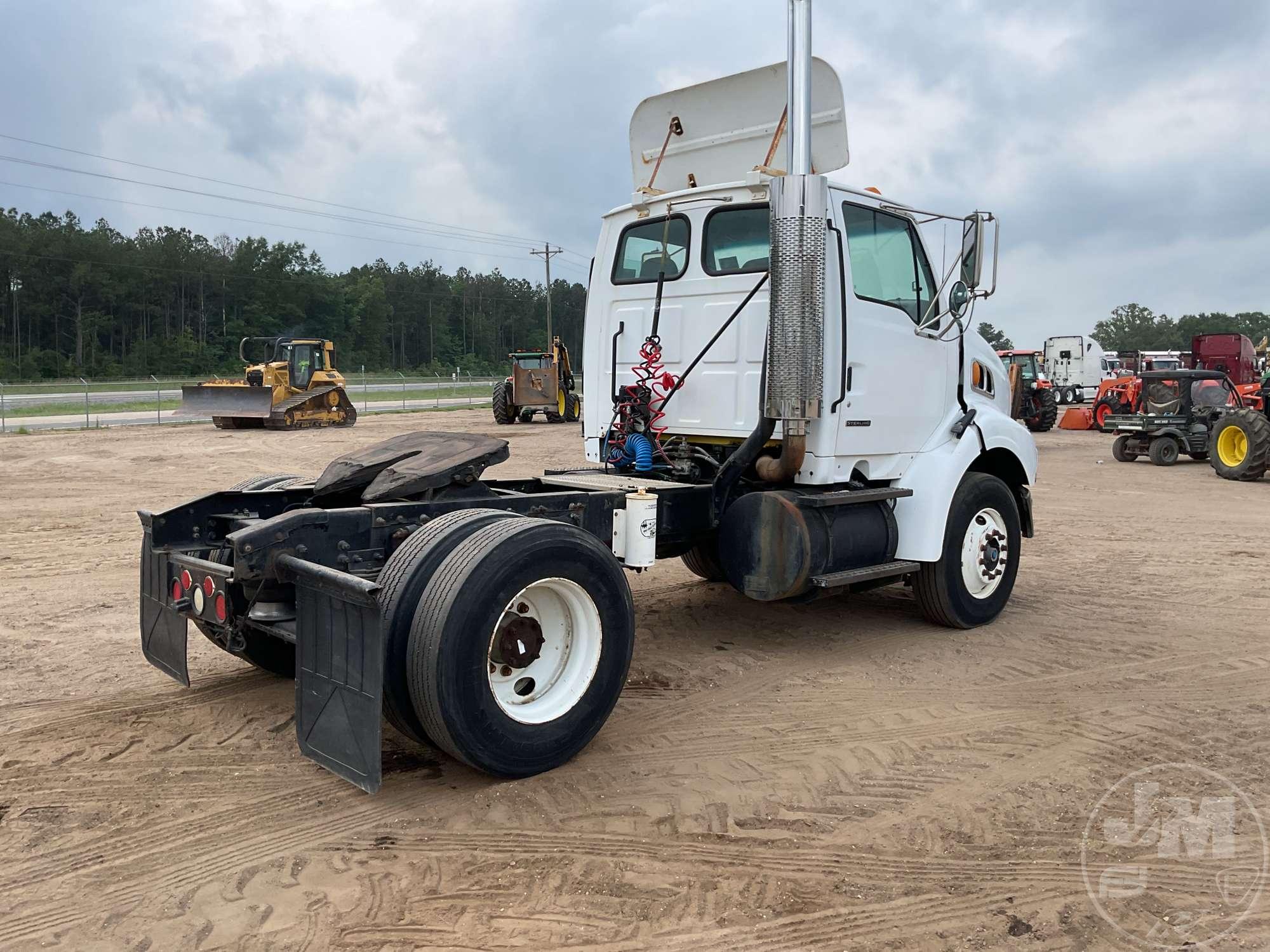 2000 STERLING TRUCK A9500 SERIES SINGLE AXLE DAY CAB TRUCK TRACTOR 2FWWHWDB2YAF72031