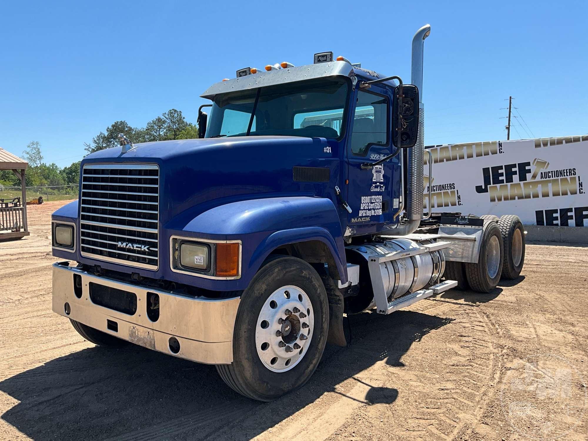 2011 MACK CHU613 TANDEM AXLE DAY CAB TRUCK TRACTOR VIN: 1M1AN07Y0BM007950