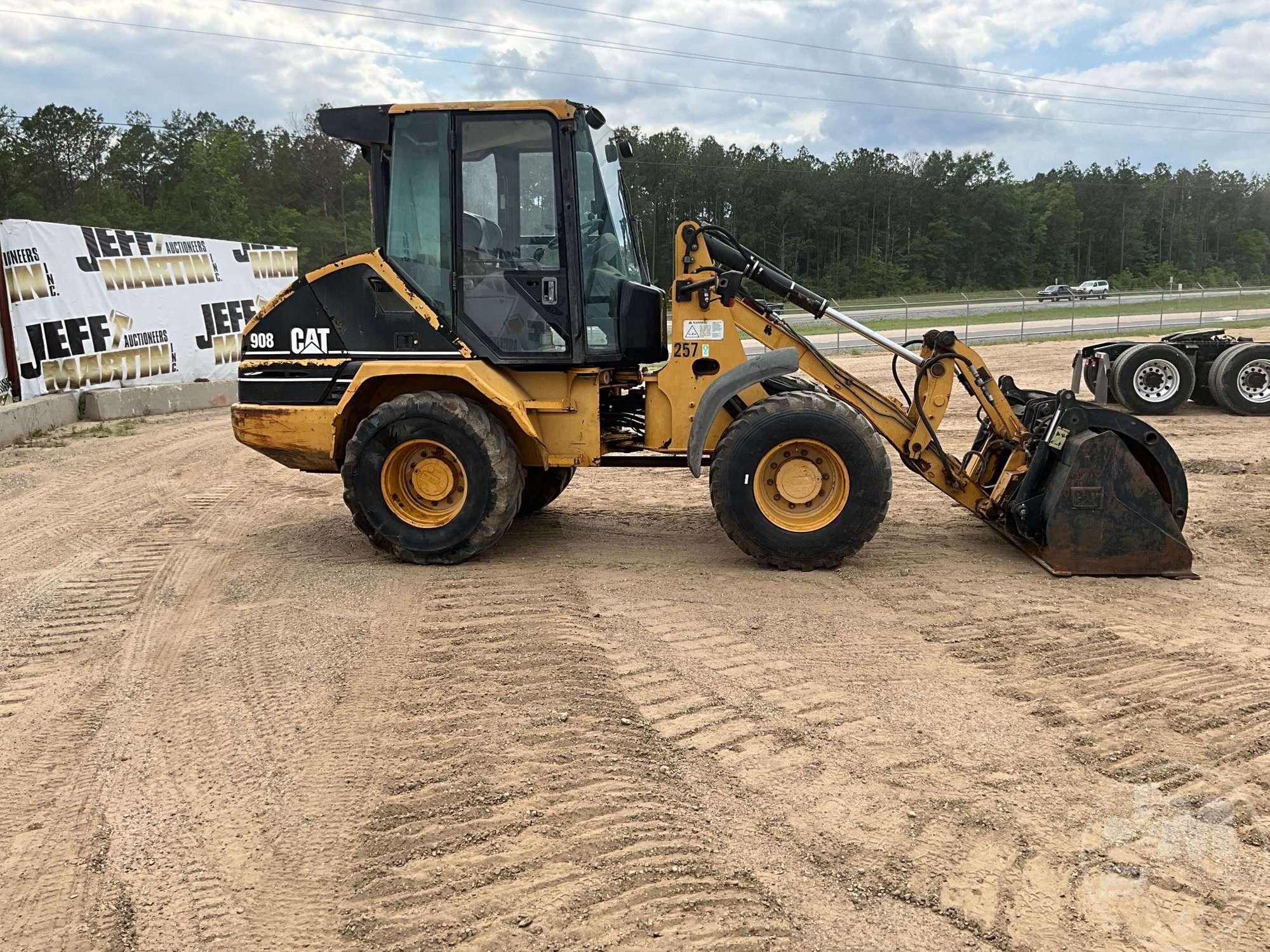 2004 CATERPILLAR 908 WHEEL LOADER SN: 00908P8BS01650