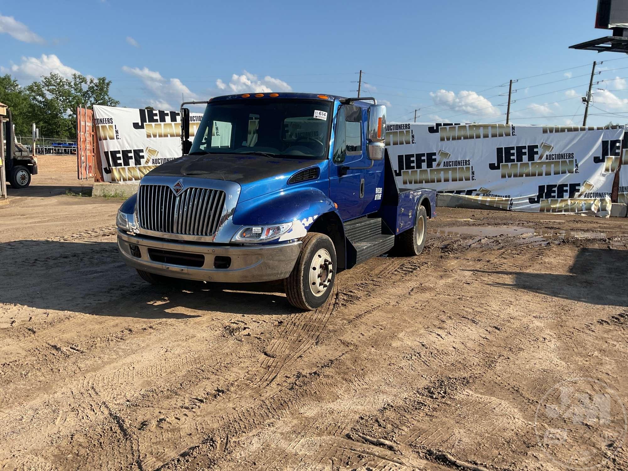 2003 INTERNATIONAL 4300 SBA 4X2 SINGLE AXLE REGULAR CAB FLATBED TRUCK VIN: 1HTMMAAM43H573246